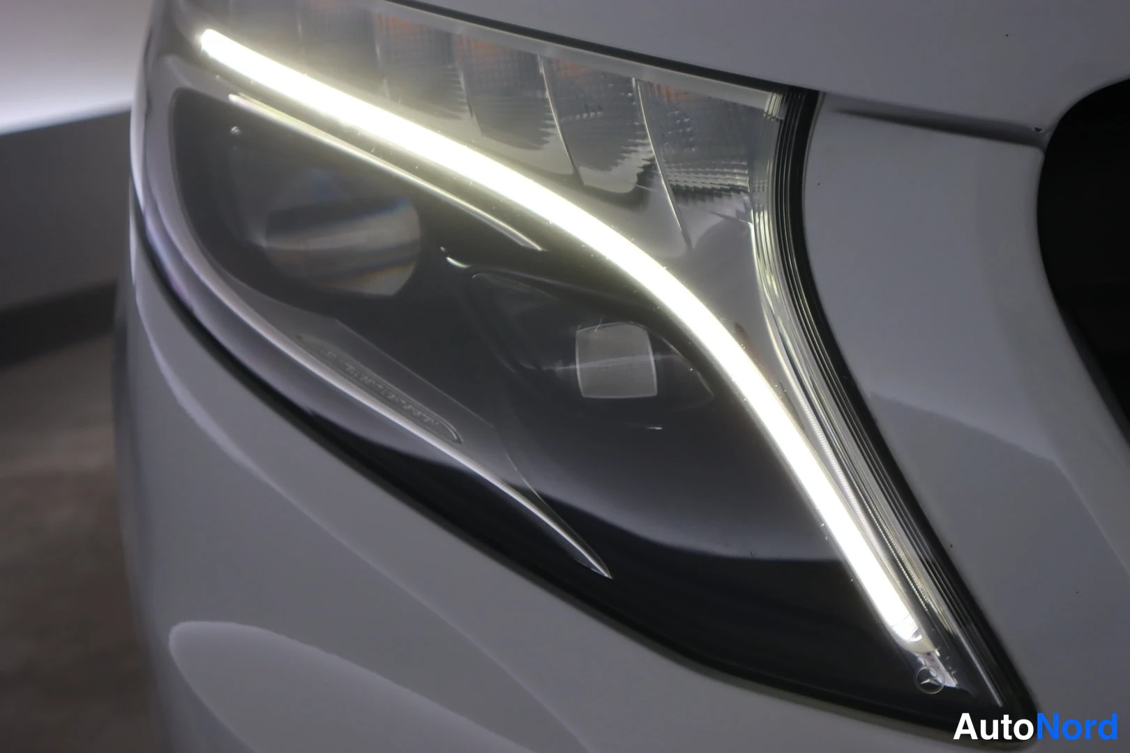 Yksityiskohta: Tarkempi kuva Mercedes-Benzin etuvalaisimesta, jossa on LED-päiväajovalo ja kirkas valokaari.