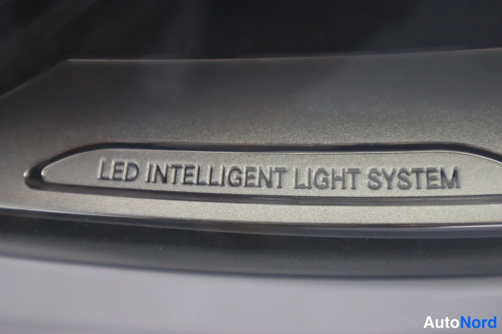 Yksityiskohta: Sulkeva merkintä valaisimessa: LED INTELLIGENT LIGHT SYSTEM.