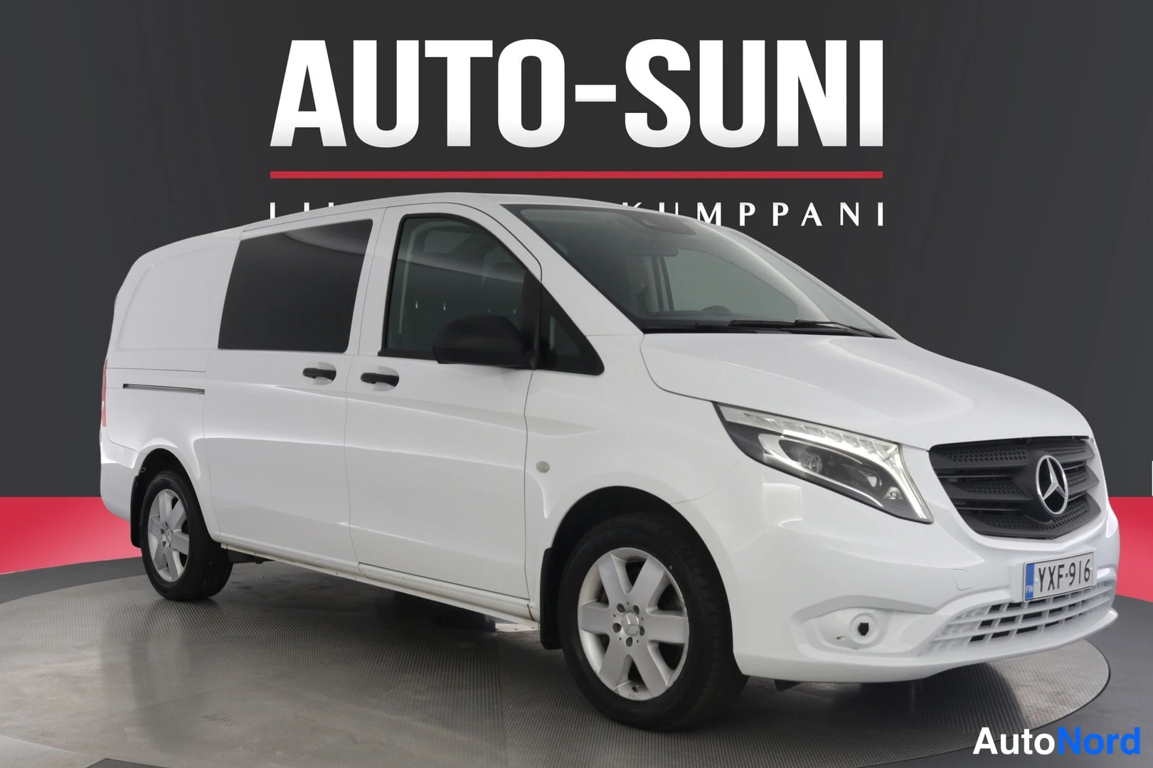 Etuviisto, nokka oikealle: Mercedes-Benz Vito -pakettiauto valkoisena etukulmasta oikealta, rekisteritunnus.
