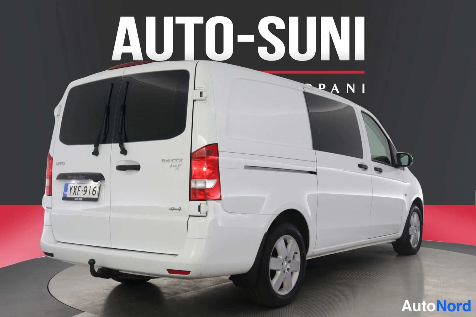 Takaviisto: Mercedes-Benz Vito -pakettiauto valkoisena takakulmasta oikealta, rekisteritunnus.