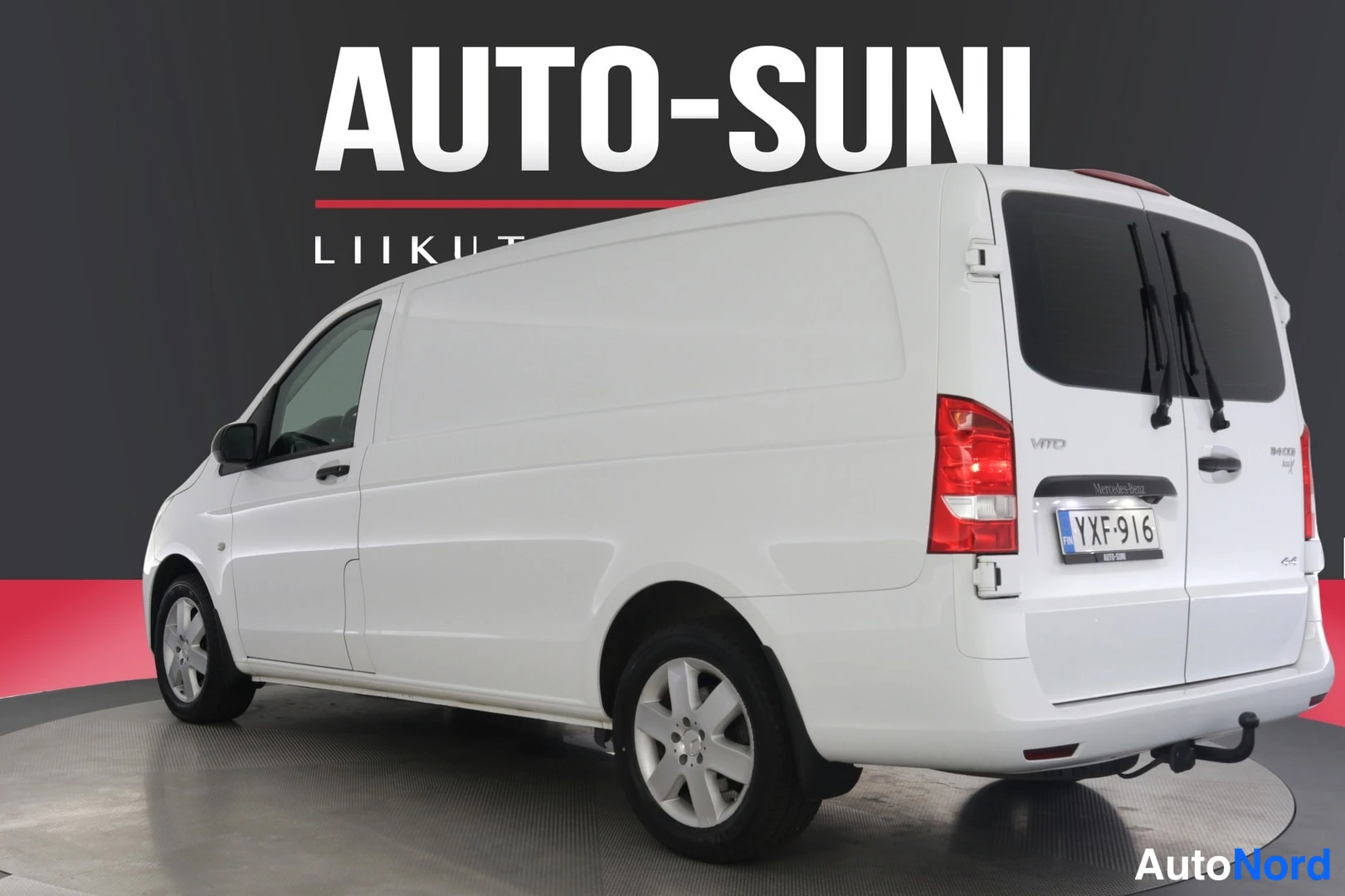 Takaviisto: Mercedes-Benz Vito -pakettiauto valkoisena takakulmasta vasemmalta, rekisteritunnus.