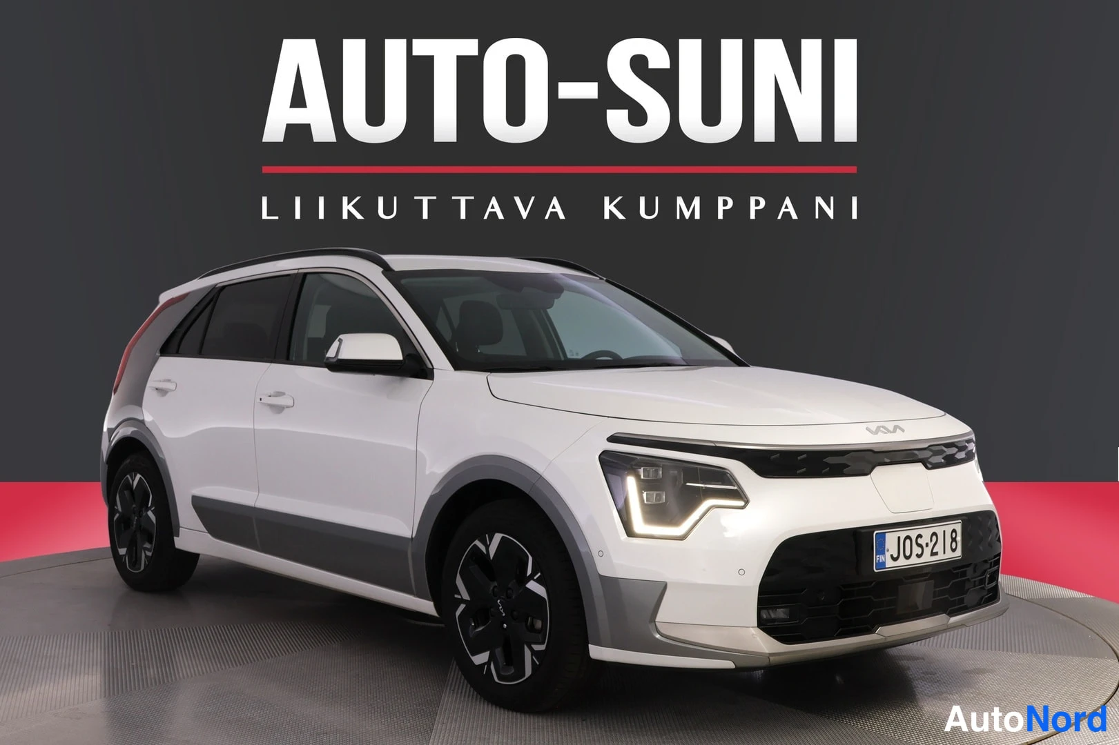 Valkoinen Kia Niro 2023, etuviisto, keula oikealle, kuva 3