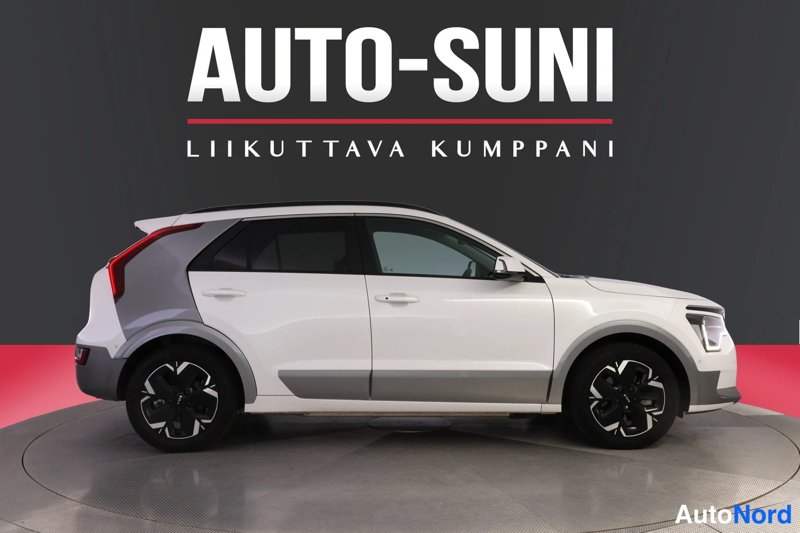 Valkoinen Kia Niro 2023, etuviisto, keula oikealle, kuva 4