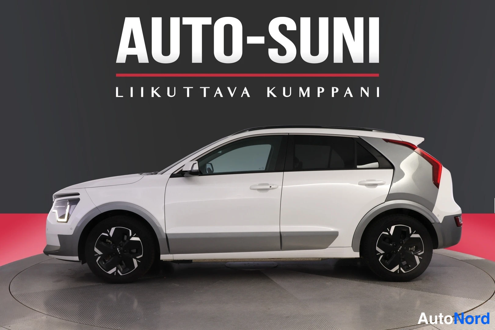 Valkoinen Kia Niro 2023, etuviisto, keula vasemmalle, kuva 2