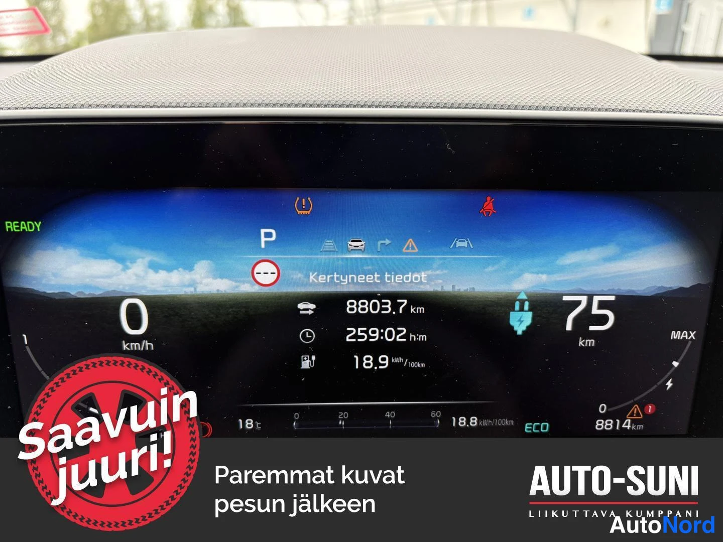 Muu: Digitaalinen kojelauta näyttää nollan nopeuden, 8803,7 km kertyneet tiedot, 75 km sähkötankin ja 18,9 kWh/100 km keski­kulutuksen
