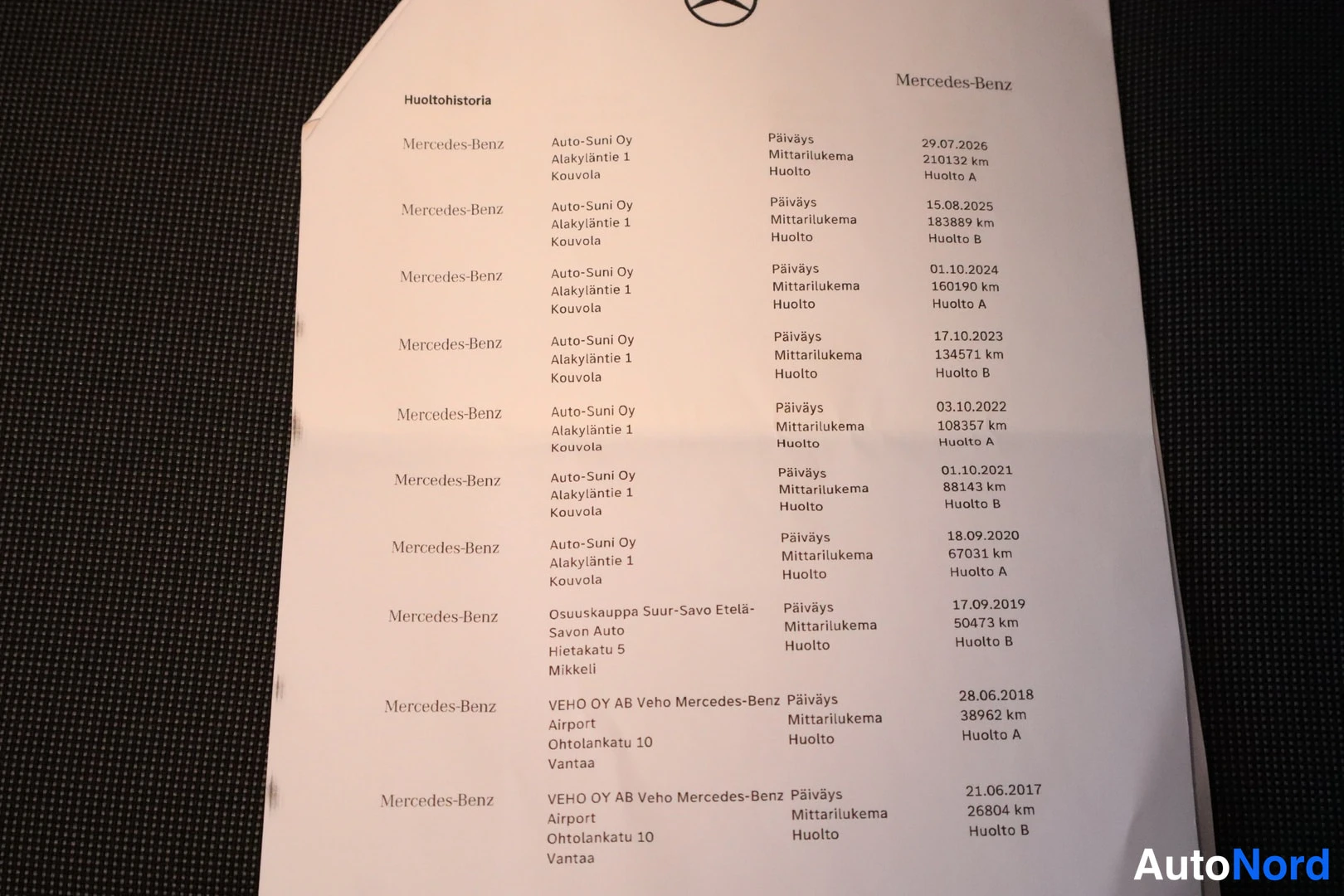 Muu: Mercedes-Benz-huoltolistalla vuosittaiset huollot ja kilometrilukemat vuosilta 2017–2026.