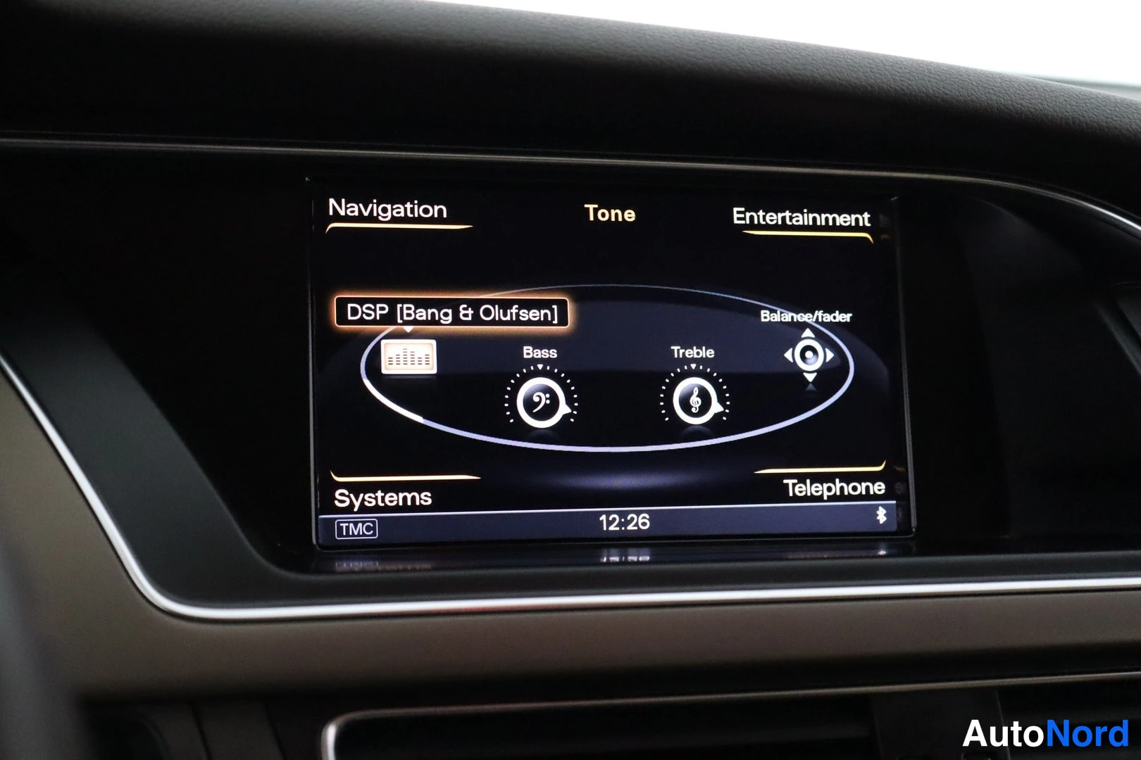 Muu: Kojelaudan näyttö ääniasetuksissa; valittuna DSP [Bang & Olufsen], näkyvillä Bass- ja Treble-säätimet sekä valikot Navigation, Entertainment, Systems ja Telepho