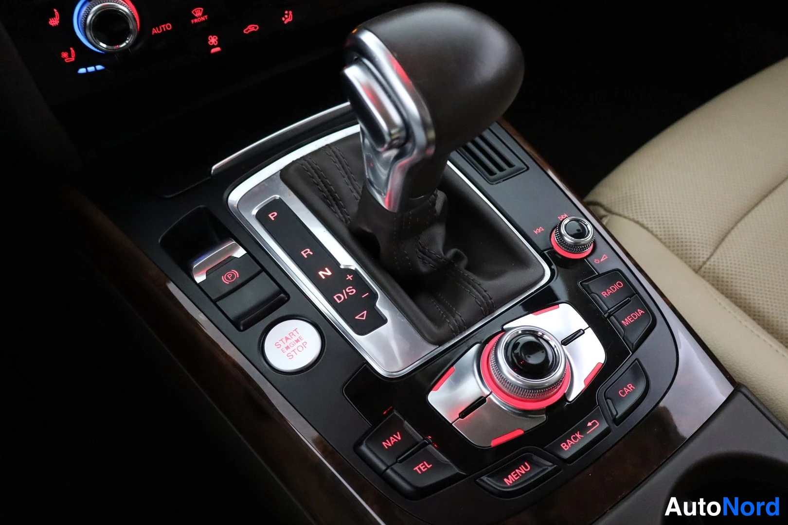 Muu: Automaattivaihteiston vaihdekeppi ja MMI-ohjain rulla keskitunnilla, napit RADIO, MEDIA, NAV, TEL, MENU, BACK, CAR, START ENGINE STOP -nappi ja käsijarrunappi;
