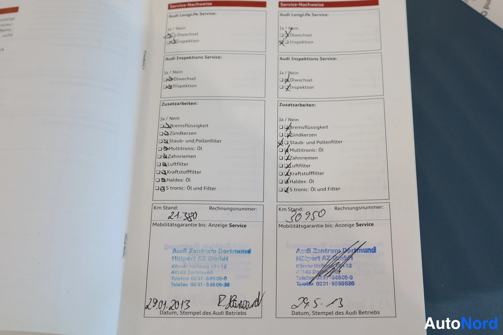 Yksityiskohta: Audi-huoltokirjan sivu kahdella huoltoleimalla: Mercedes-Benz Dortmund Hülpert AZ GmbH, Km 21 580 (29.01.2013) ja Km 50 950 (27.5.2013), palveluruutujen raksitu
