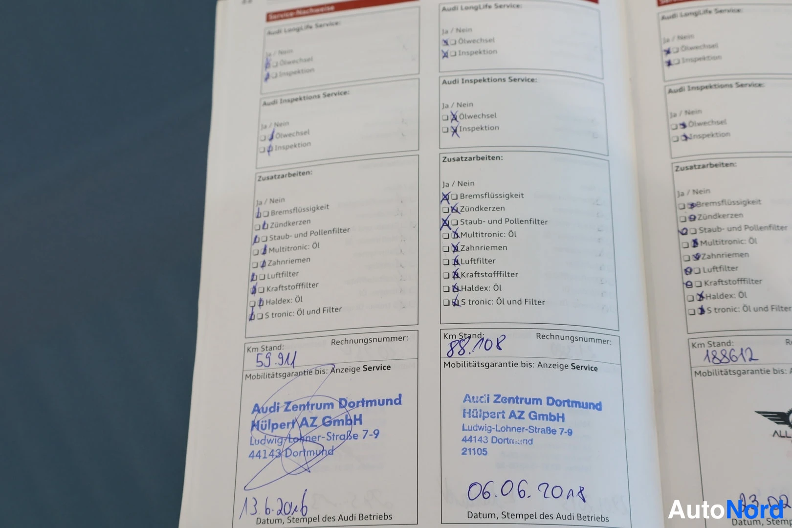 Yksityiskohta: Audi-huoltokirjan aukeama useilla huoltoleimalla, käsinkirjoitetut mittarilukemat 55 941, 88 700 ja 188 612, viimeisin leima 06.06.2018, Audi Zentrum Dortmund H