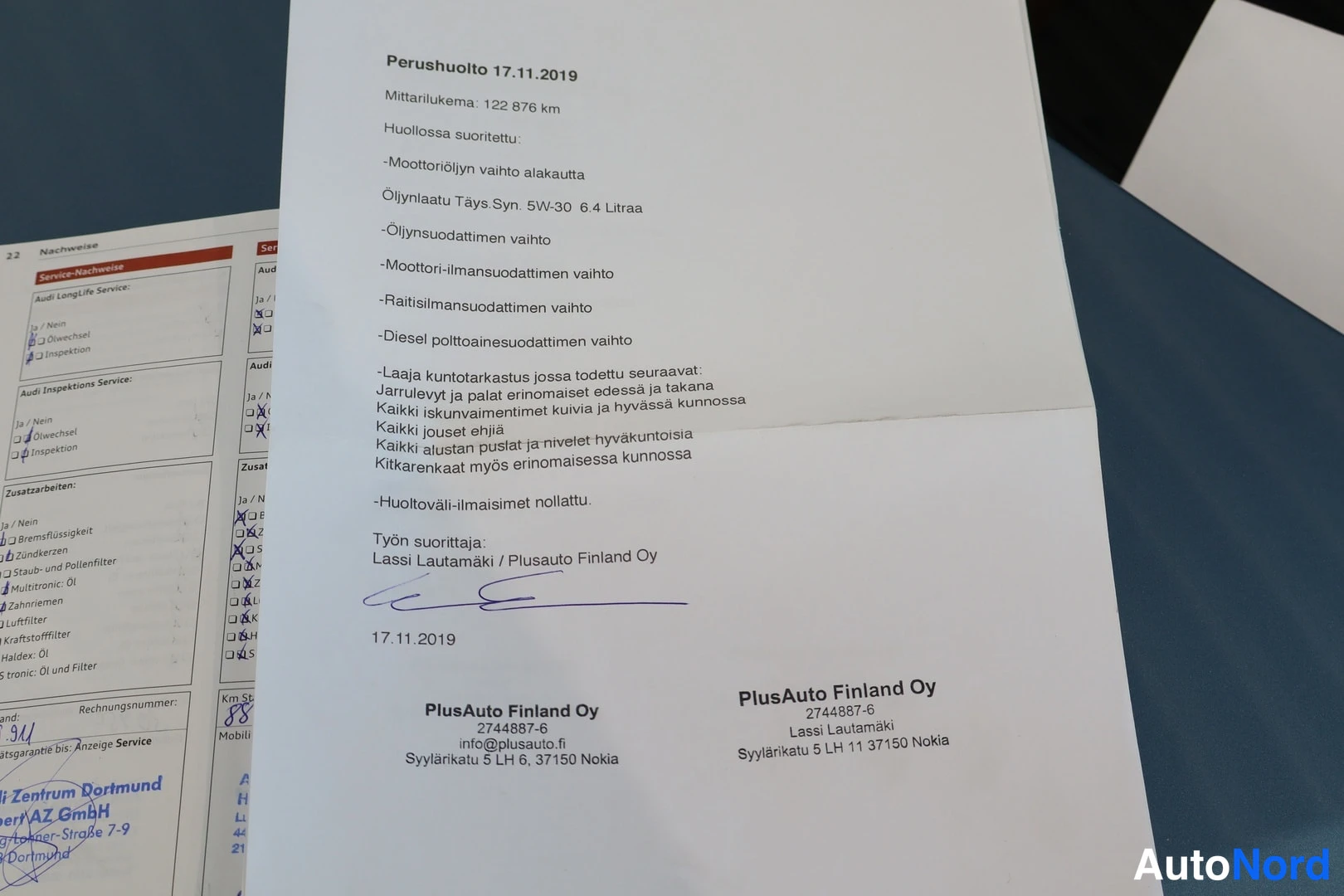 Yksityiskohta: Perushuoltotosite 17.11.2019 (PlusAuto Finland Oy), mittarilukema 122 876 km, lueteltu suoritetut huoltotyöt, allekirjoitus Lassi Lautamäki.