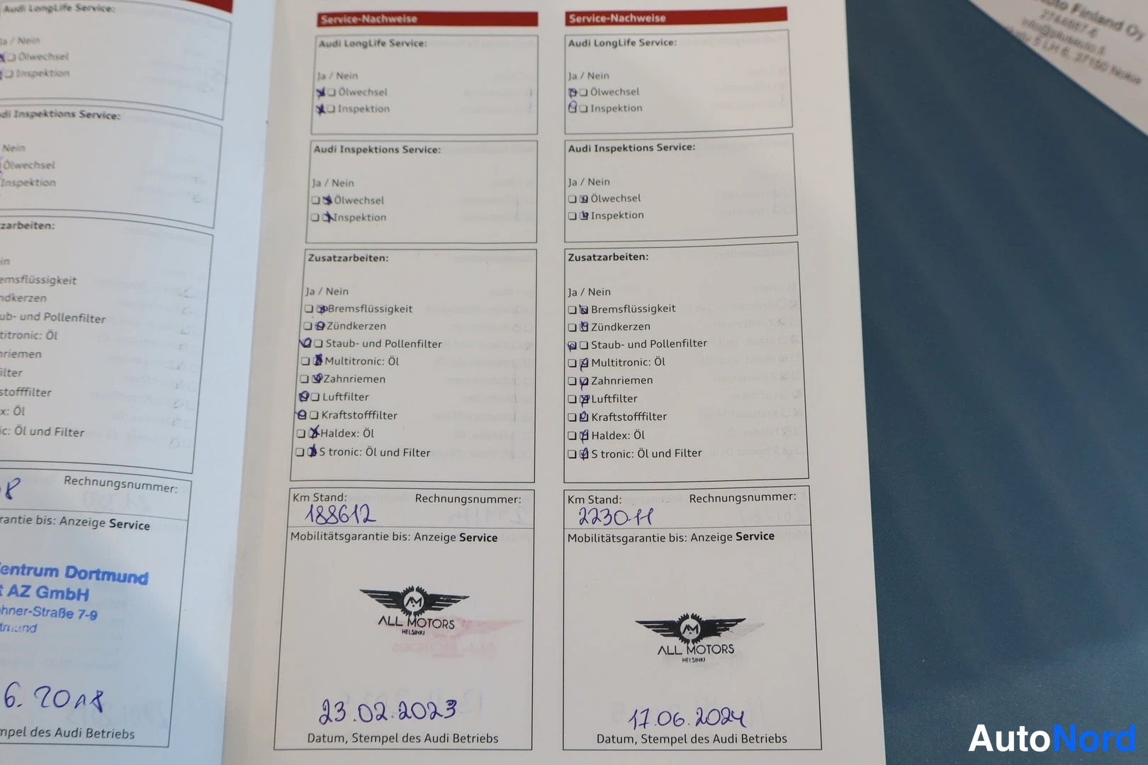 Muu: Audi-huoltokirjan aukeama, jossa kaksi Service-Nachweise-huoltoa: käsialalla merkittyt kilometrilukemat 188612 ja 223011 sekä päivämäärät 23.02.2023 ja 17.06.20