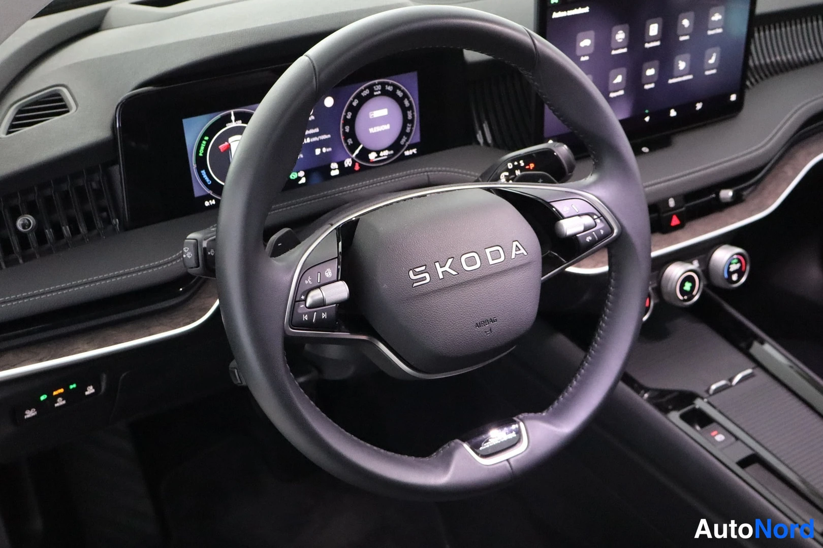 Takaa: Skoda-ohjauspyörä ja infotainment-näyttö kojelautalla