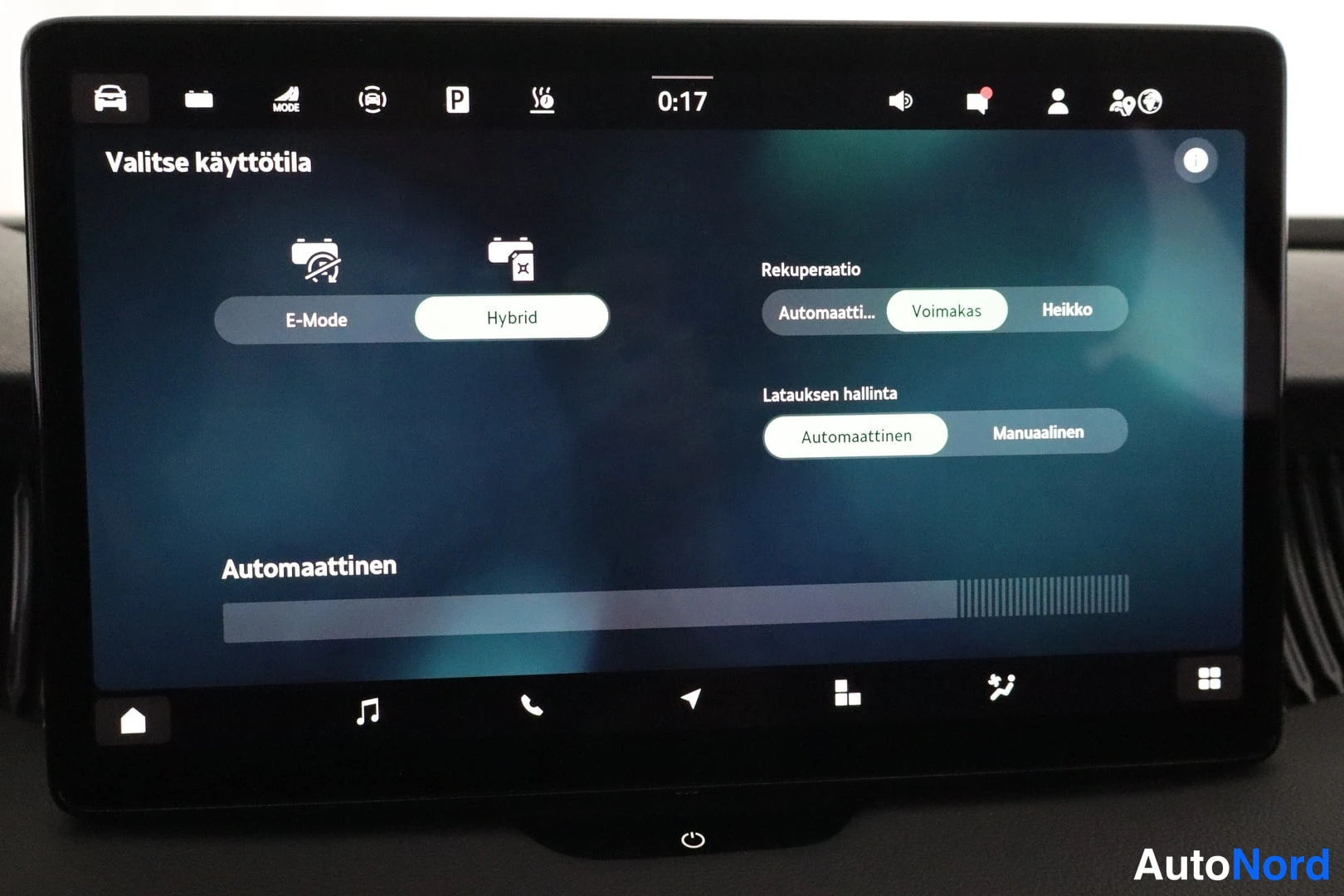 Yksityiskohta: Auton näytön käyttötilan valinta: E-Mode, Hybrid, rekuperointi- ja latausasetukset.