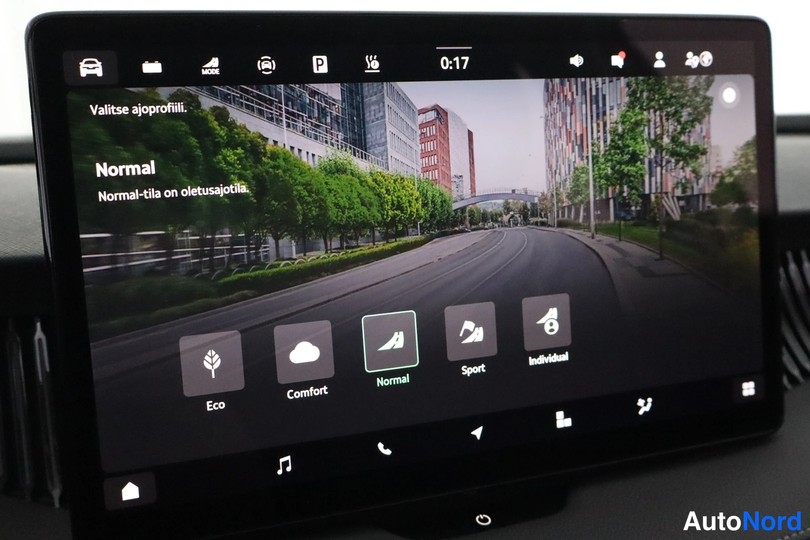 Muu: Auton infotainment-näyttö, jolla on avoinna ajoprofiilin valinta: Normal-tila valittuna, vaihtoehtoina Eco, Comfort, Normal, Sport ja Individual.