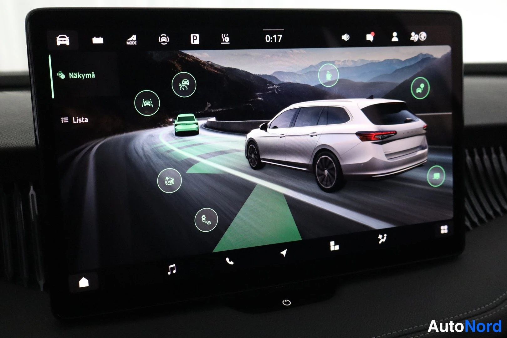 Yksityiskohta: Auton infotainment-näyttö, jossa on ajoympäristön näyttö ja valikot Näkymä ja Lista.
