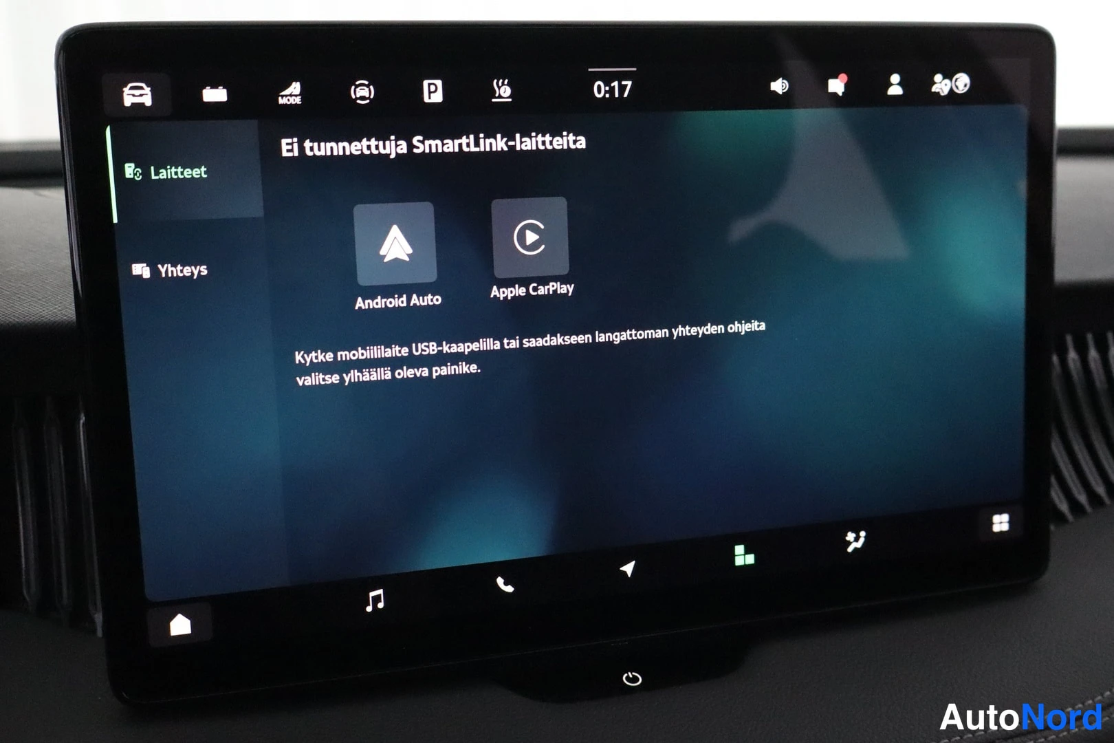 Muu: Auton kojelaudan kosketusnäyttö, jonka SmartLink-näkymässä lukee 'Ei tunnettuja SmartLink-laitteita' sekä Android Auto- ja Apple CarPlay-valikot.