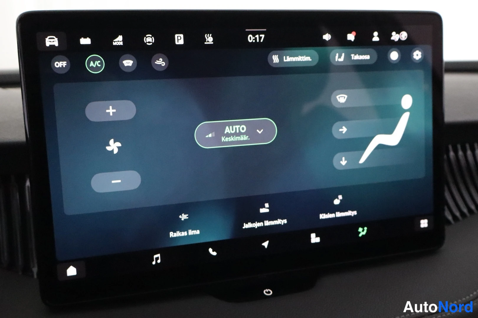 Yksityiskohta: Auton infotainment-näyttö, jossa ilmastoinnin säädöt: AUTO Keskimäär., Lämmittim., Takana, Raikas ilma, Jalkojen lämmitys, Käden lämmitys