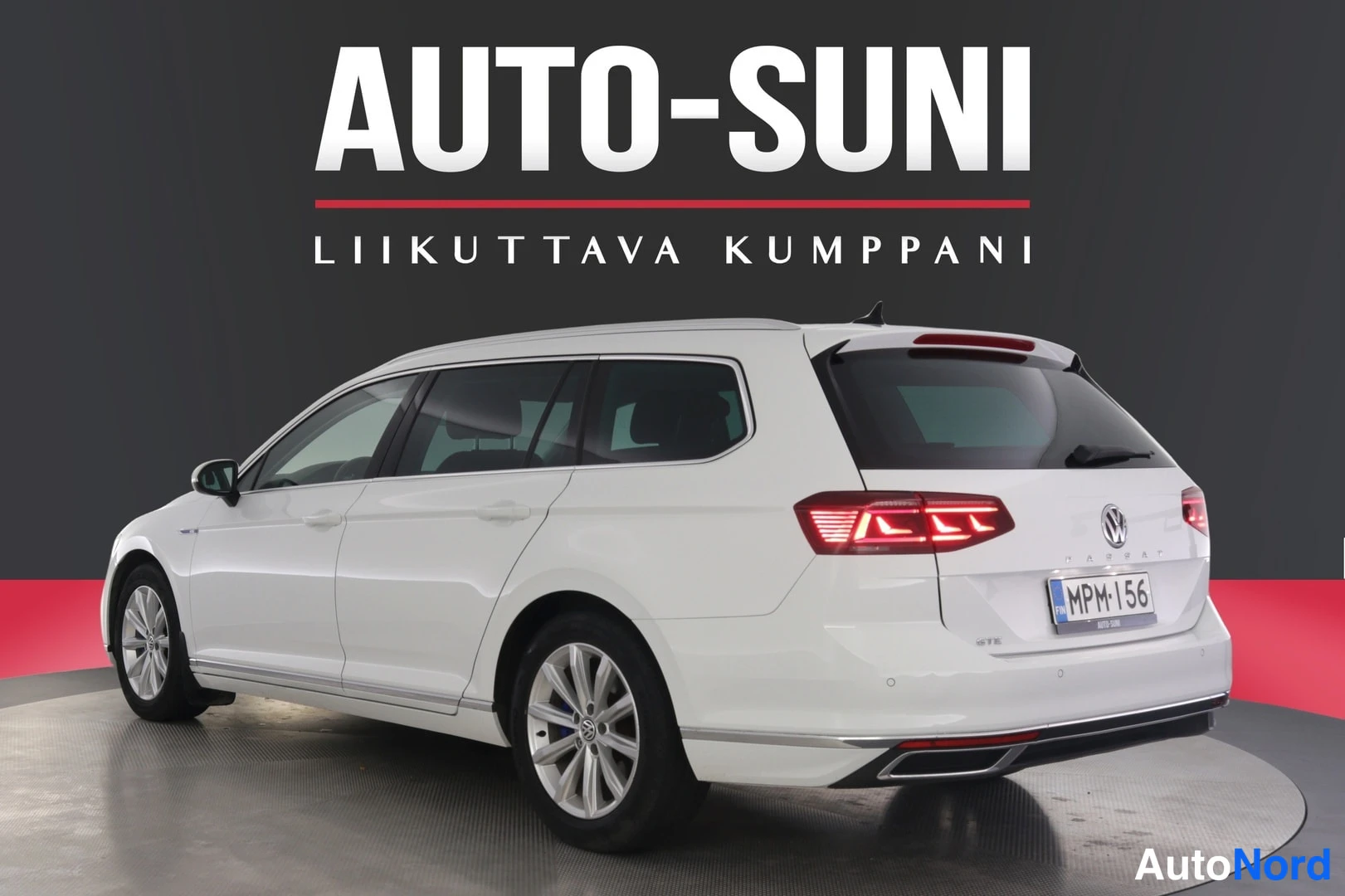 Takaviisto: Valkoinen farmariauto takaa vasemmalta katsottuna, rekisterikilpi näkyvissä.