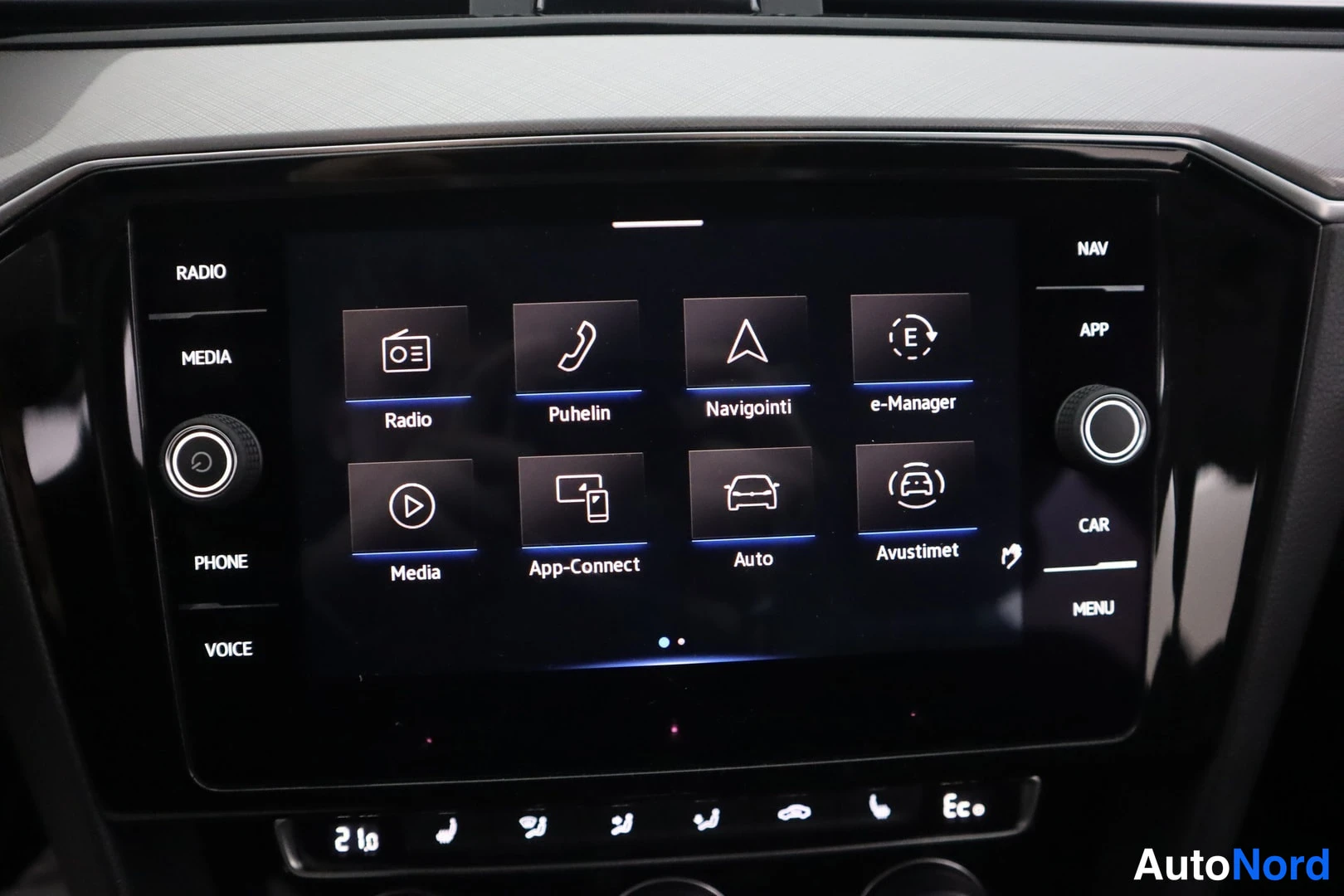 Muu: Auton kojelaudan infotainment-näyttö, jossa on valikko Radio, Puhelin, Navigointi, e-Manager, Media, App-Connect, Auto ja Avustimet.