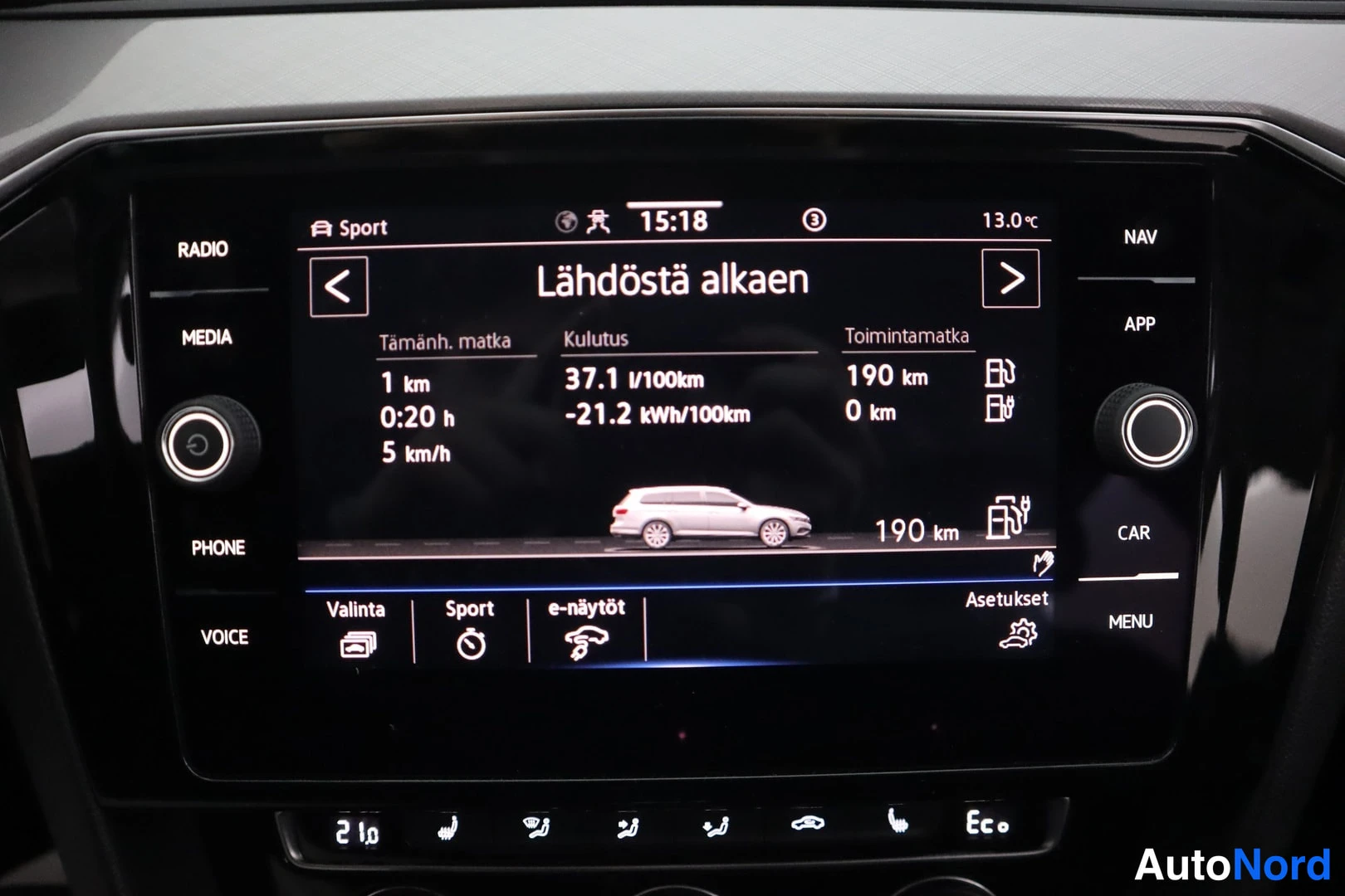 Muu: Infotainment-näyttö näyttää matkatietoja: Lähdöstä alkaen, kulutus 37,1 l/100km ja -21,2 kWh/100km, toimintamatka 190 km.