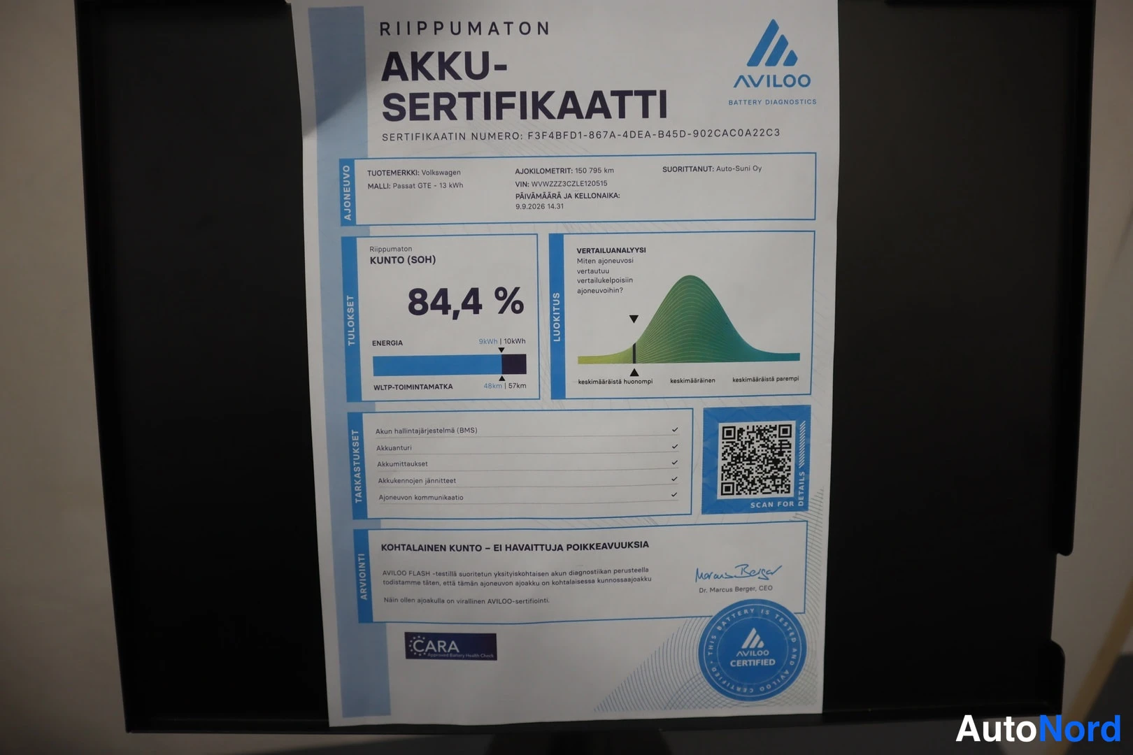 Muu: AVILOO akkusertifikaatti-paperi näytöllä: akun kunto (SOH) 84,4 %, ajettu 150 726 km, Volkswagen Passat GTE.