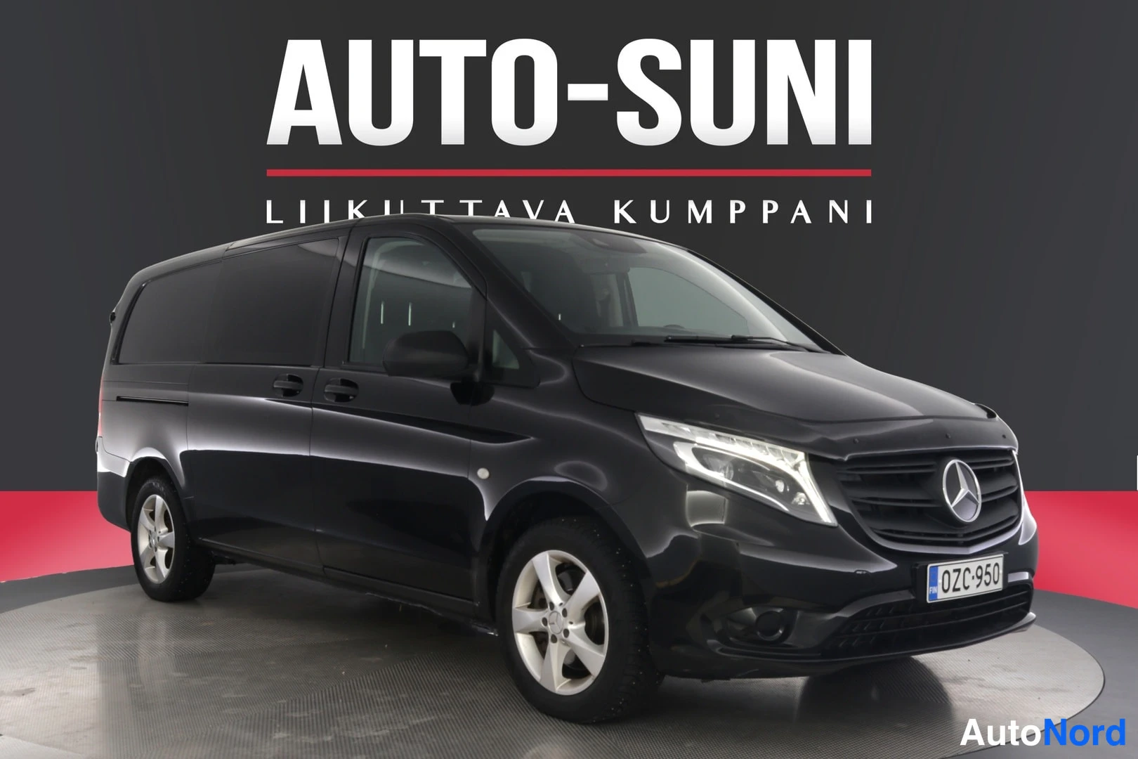 Etuviisto, nokka oikealle: Musta Mercedes-Benz Vito -pakettiauto etu kolmasosan kuvassa studiossa, rekisteritunnus.
