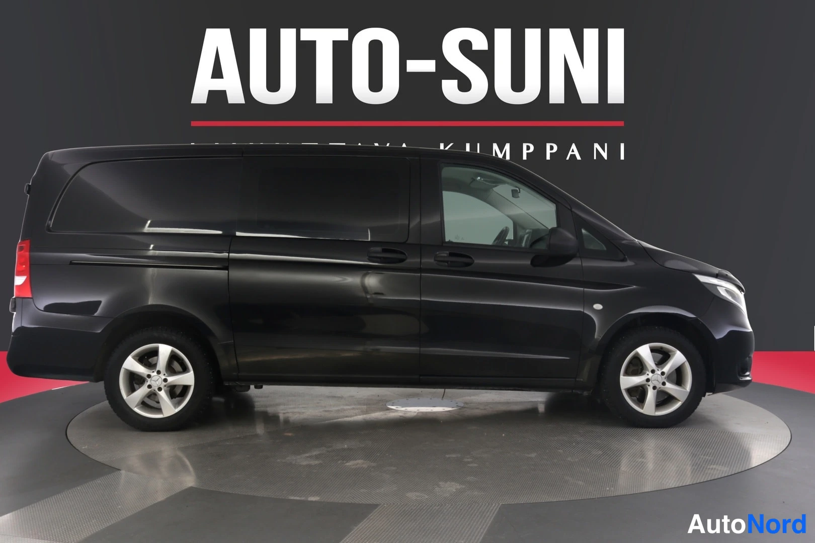 Sivulta: Musta Mercedes-Benz Vito -pakettiauto sivuprofiilikuvassa studiossa.