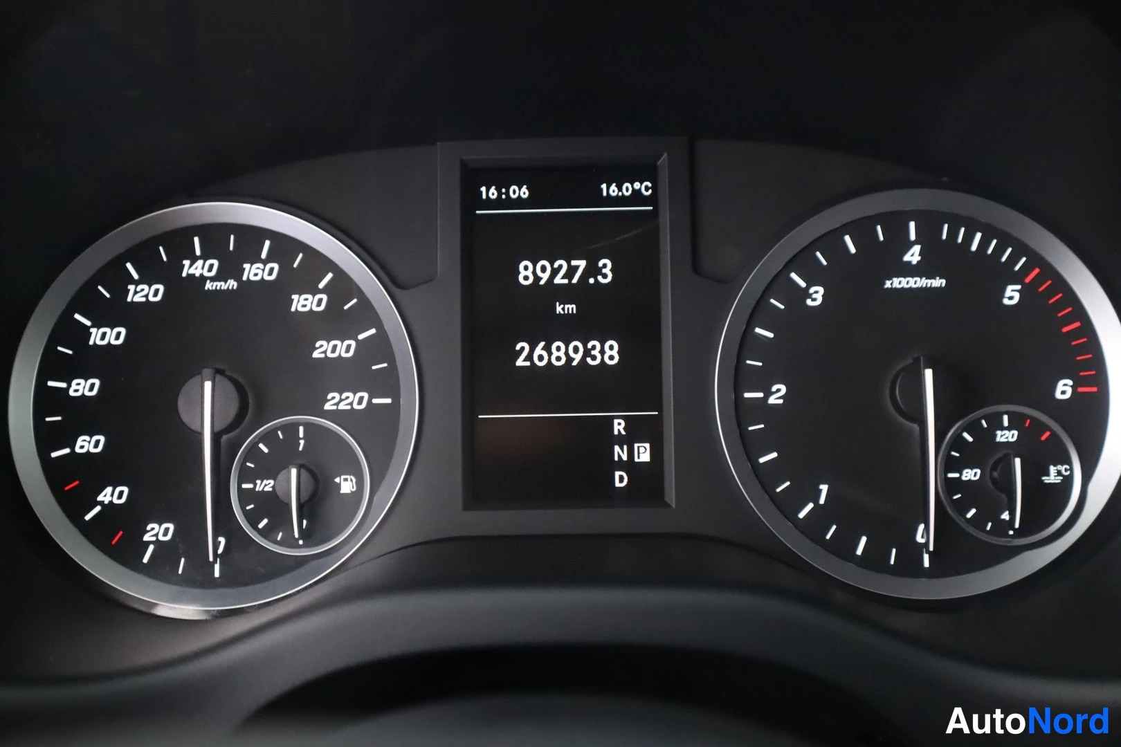 Muu: Mercedes-Benzin mittaristo: nopeusmittari aina 220 km/h, kierroslukumittari punaisella alueella, polttoainemittari ja näyttö, jossa lukee 8927.3 km, kokonaismat
