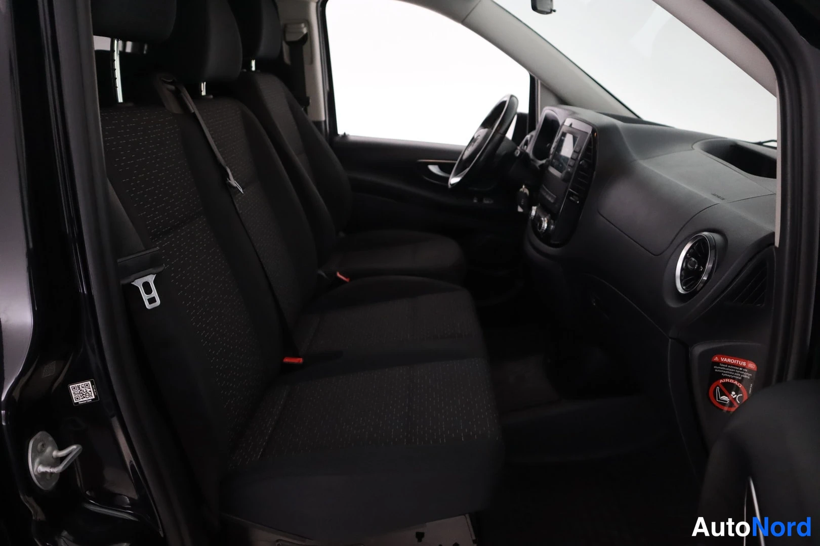 Muu: Mustavalkoinen mercedes-benz auto sisäpuoli mustaa kankia ja ratti