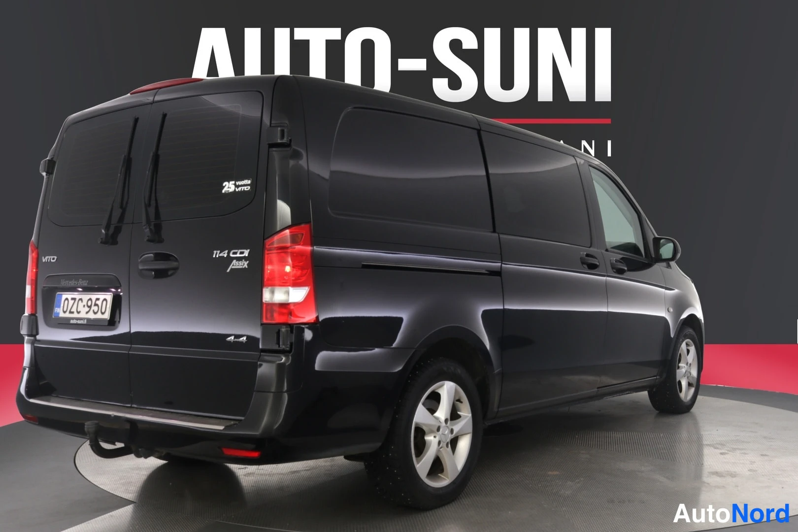 Takaviisto: Musta Mercedes-Benz Vito takaa kulmasta kuvattuna; rekisteritunnus ja takalokasuojan 114 CDI 4x4 -tekstit näkyvät.