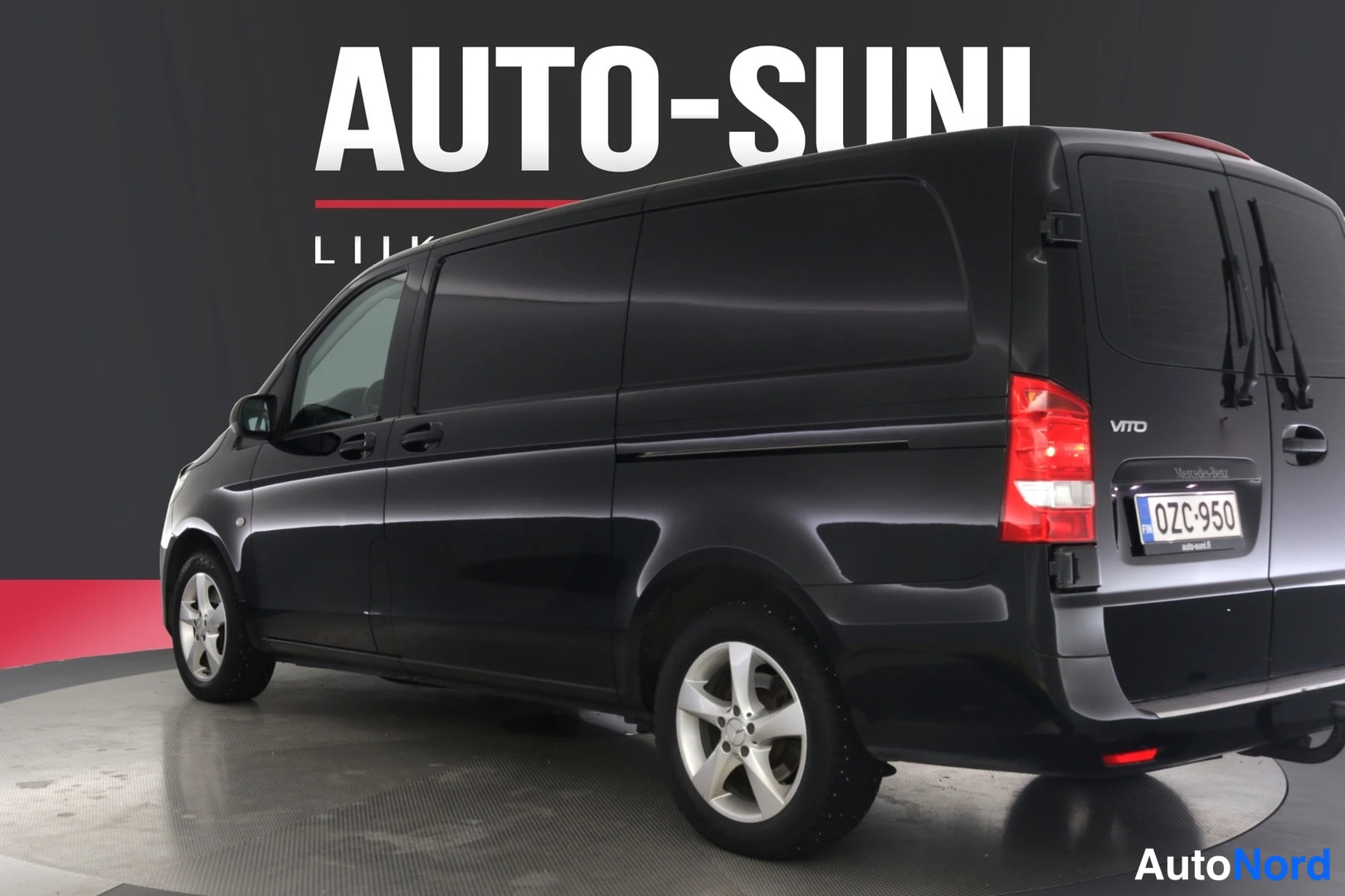 Takaviisto: Musta Mercedes-Benz Vito taka kolmasosan kuvassa studiossa, rekisteritunnus.