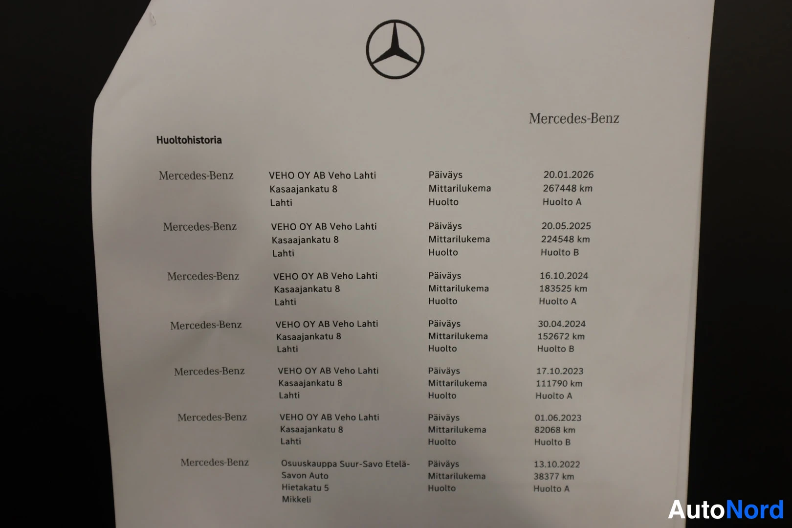 Asiakirja: Mercedes-Benzin huoltohistoria: huoltoja vuosilta 2022–2026, viimeisin Veho Lahdessa 20.1.2026 mittarilukemalla 267448 km.