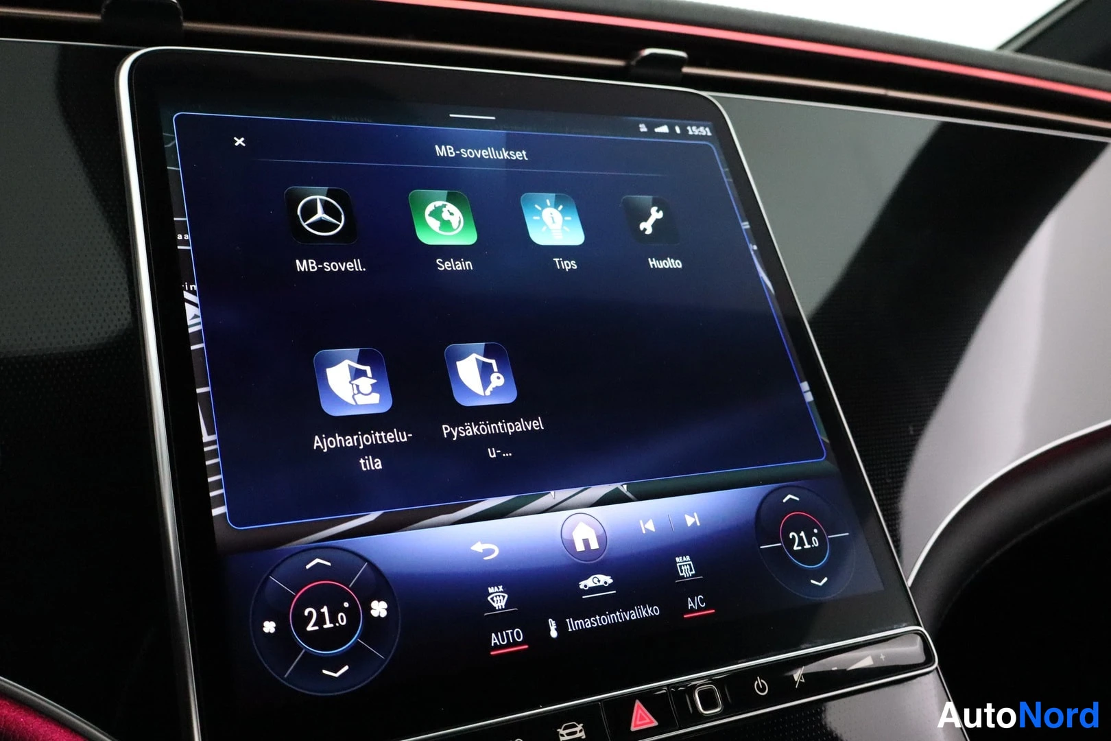 Muu: Auton infotainment-näyttö näyttää MB-sovellukset-valikon, jossa on MB-sovell.-, Selain-, Tips- ja Huolto-kuvakkeet.
