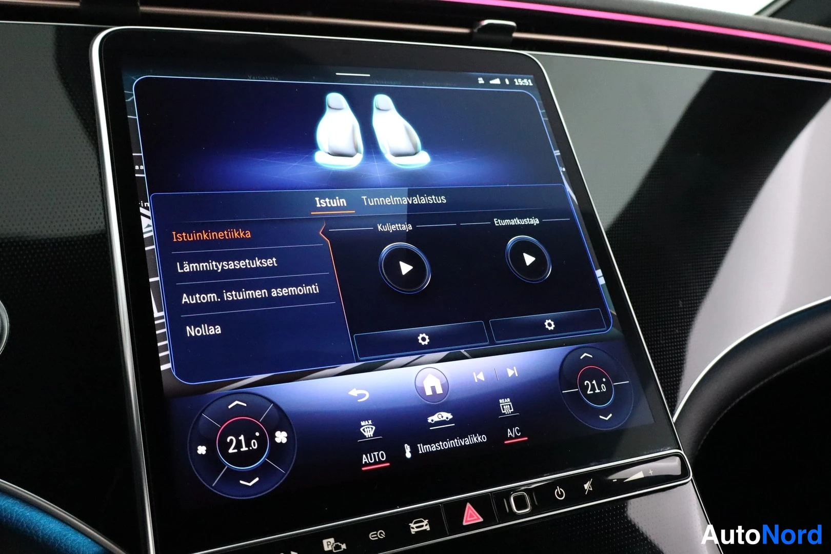 Muu: Auton infotainment-näyttö näyttää istuinsäädöt, mm. istuinkinetiikka, lämmitysasetukset, automaattinen istuimen asentoing ja nollaus.