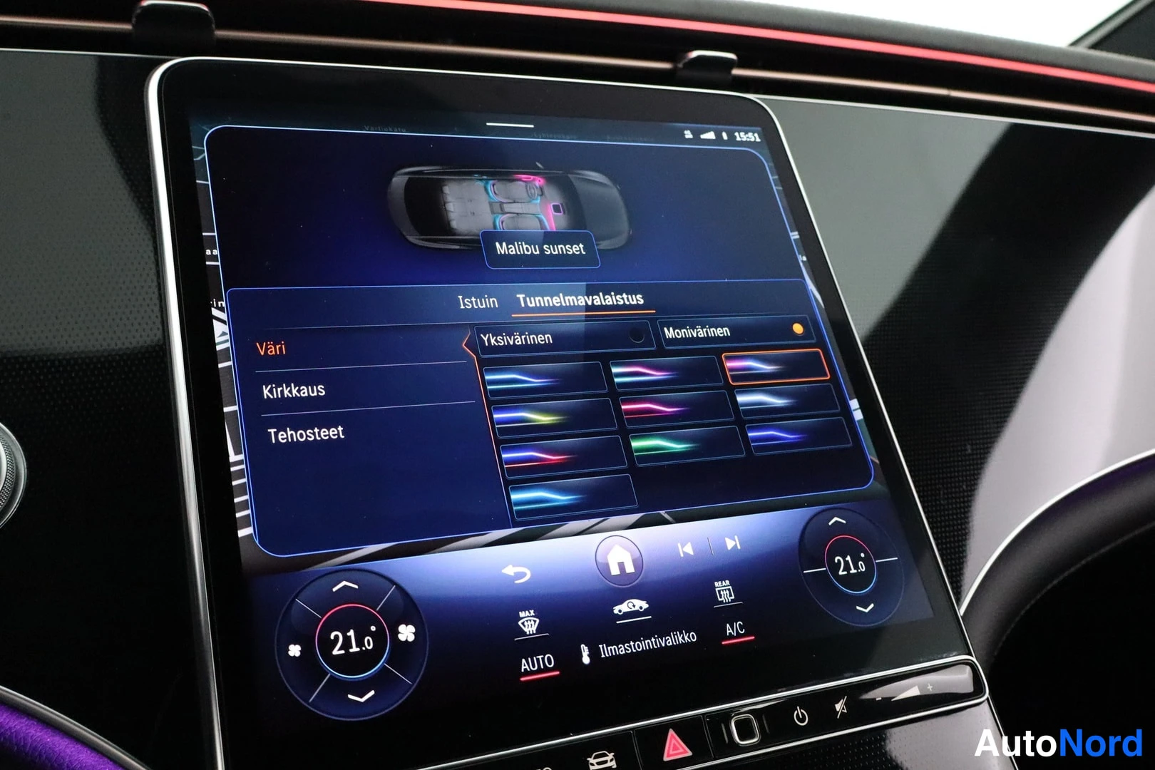 Muu: Auton infotainment-näyttö näyttää tunnelmavalaistuksen asetukset, jossa on väri-, kirkkaus- ja tehosteet-vaihtoehdot.