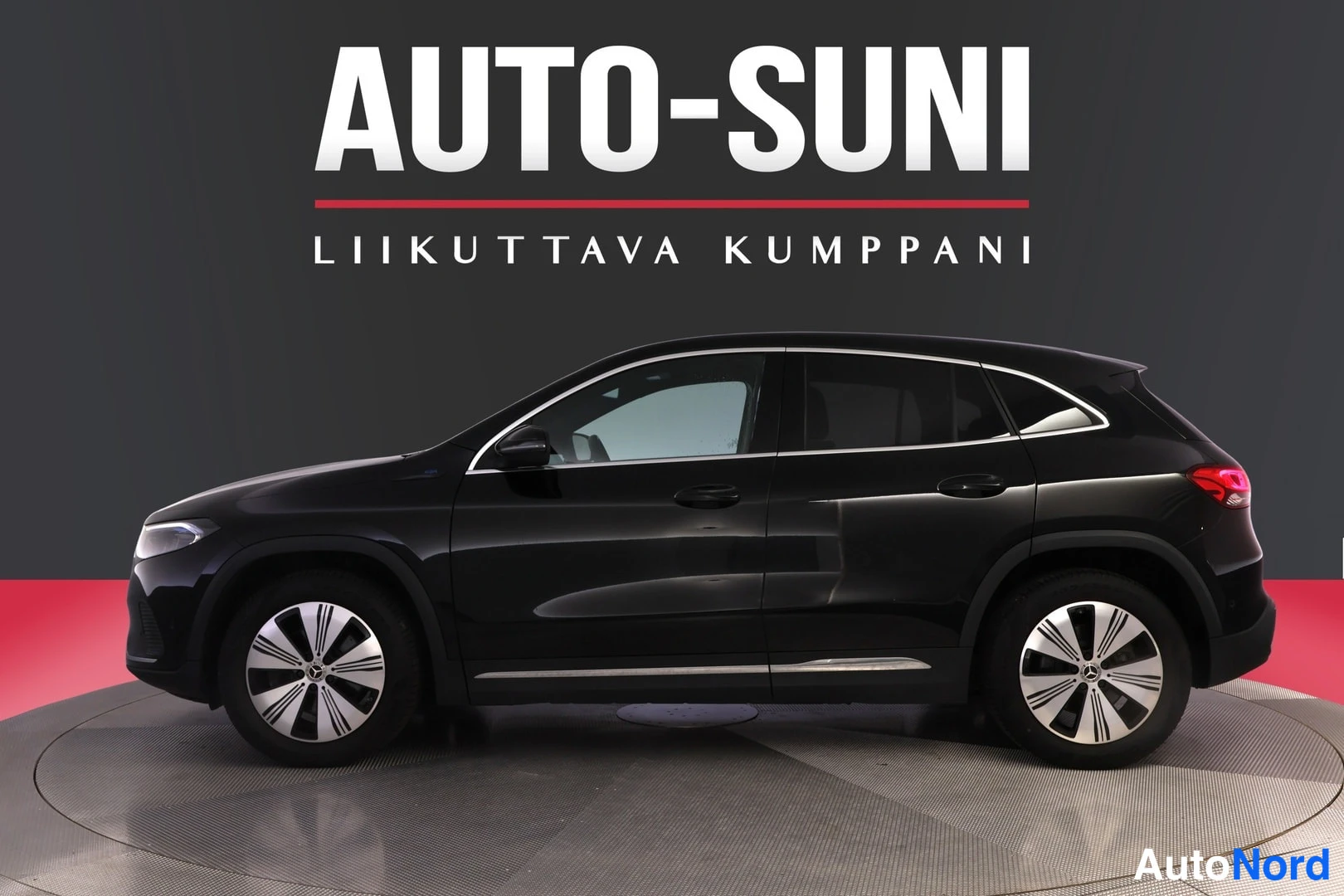 Etuviisto, nokka vasemmalle: Musta Mercedes-Benz EQA etu- ja sivunäkymästä, keula vasemmalla; viisiovinen farmarikori ja kevytmetallivanteet näkyvät.