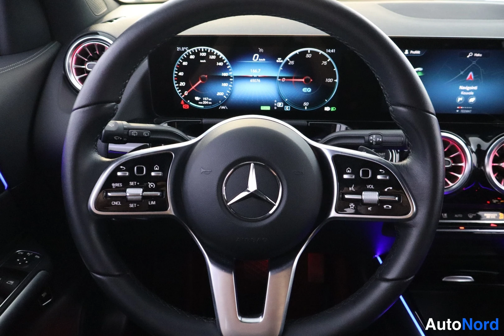 Yksityiskohta: Ohjauspyörä ja digitaalinen mittaristo, vaahtera-Mercedes-Benz EQA:n sisätilat.