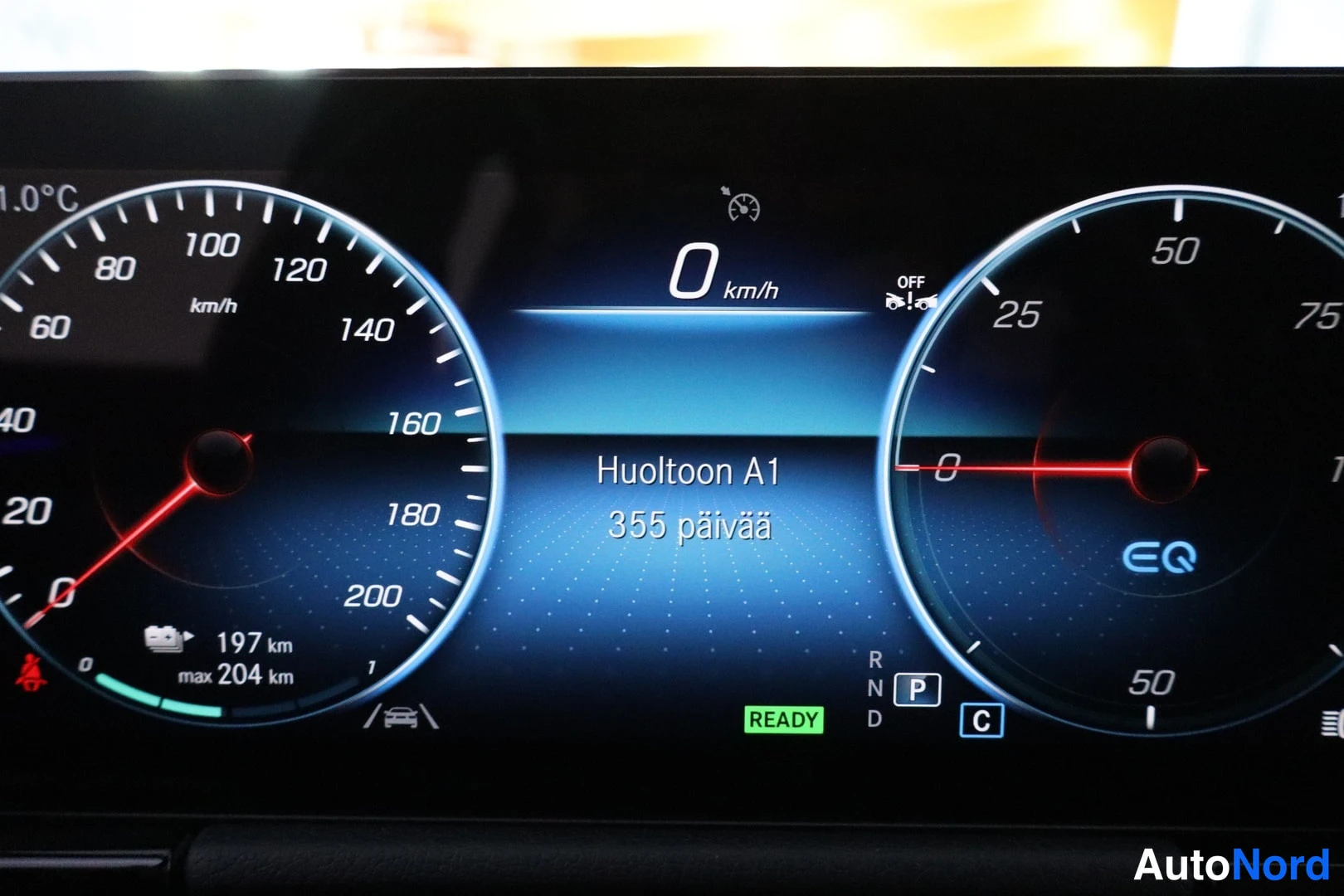 Muu: Kilometritaulun näyttö: nopeus 0 km/h, lukema 197 km, READY-merkintä ja ilmoitus 'Huoltoon A1 355 päivää'.