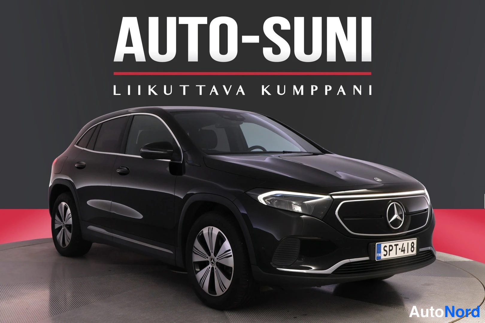 Etuviisto, nokka oikealle: Mercedes-Benz EQA -henkilöauto mustana etu Kolmesneljäsosakuva vasemmasta sivusta rekisteritunnus