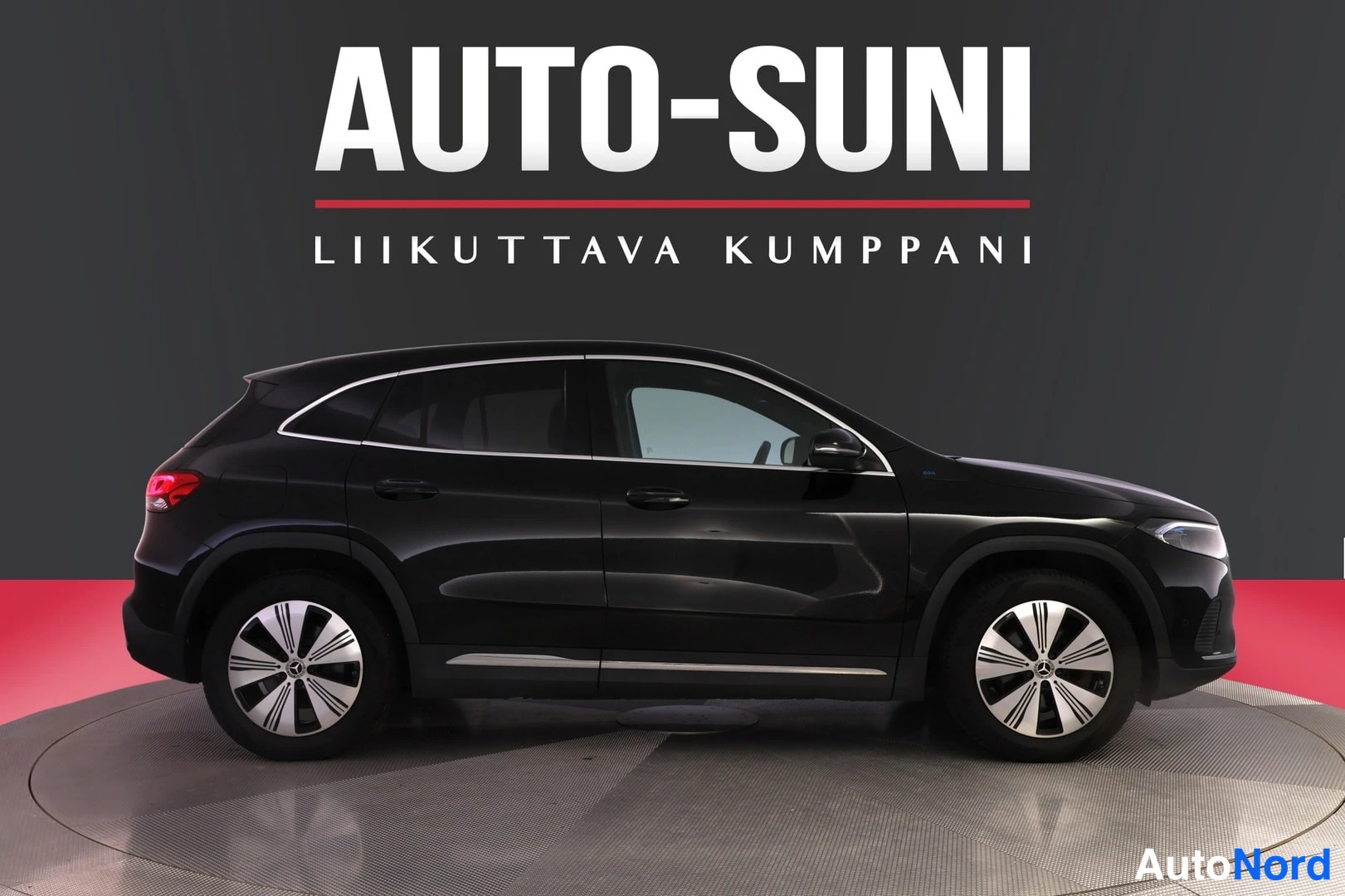 Etuviisto, nokka oikealle: Musta Mercedes-Benz EQA kuvattu etu- ja sivunäkymästä, etuosa oikealla; kevytmetallivanteet ja kromilista ovissa näkyvät.