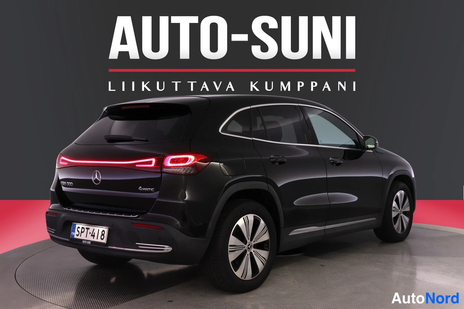 Takaviisto: Mustan Mercedes-Benz EQA:n takaosa ja sivu kuvattuna kolmessa neljäsosakulmassa; rekisteritunnus ja perävalot valaistuna.