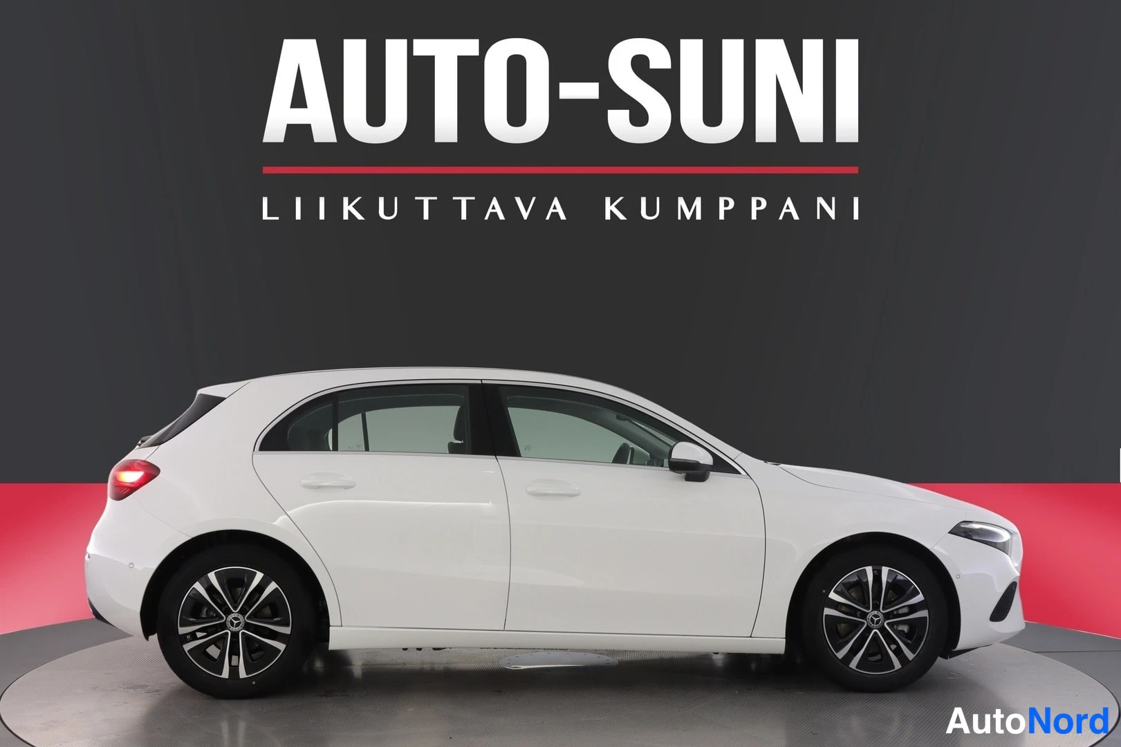 Sivulta: Mercedes-Benz A -viistoperä sivukuva oikealta, valkoinen korimalli ja kaksiväriset kevytmetallivanteet.