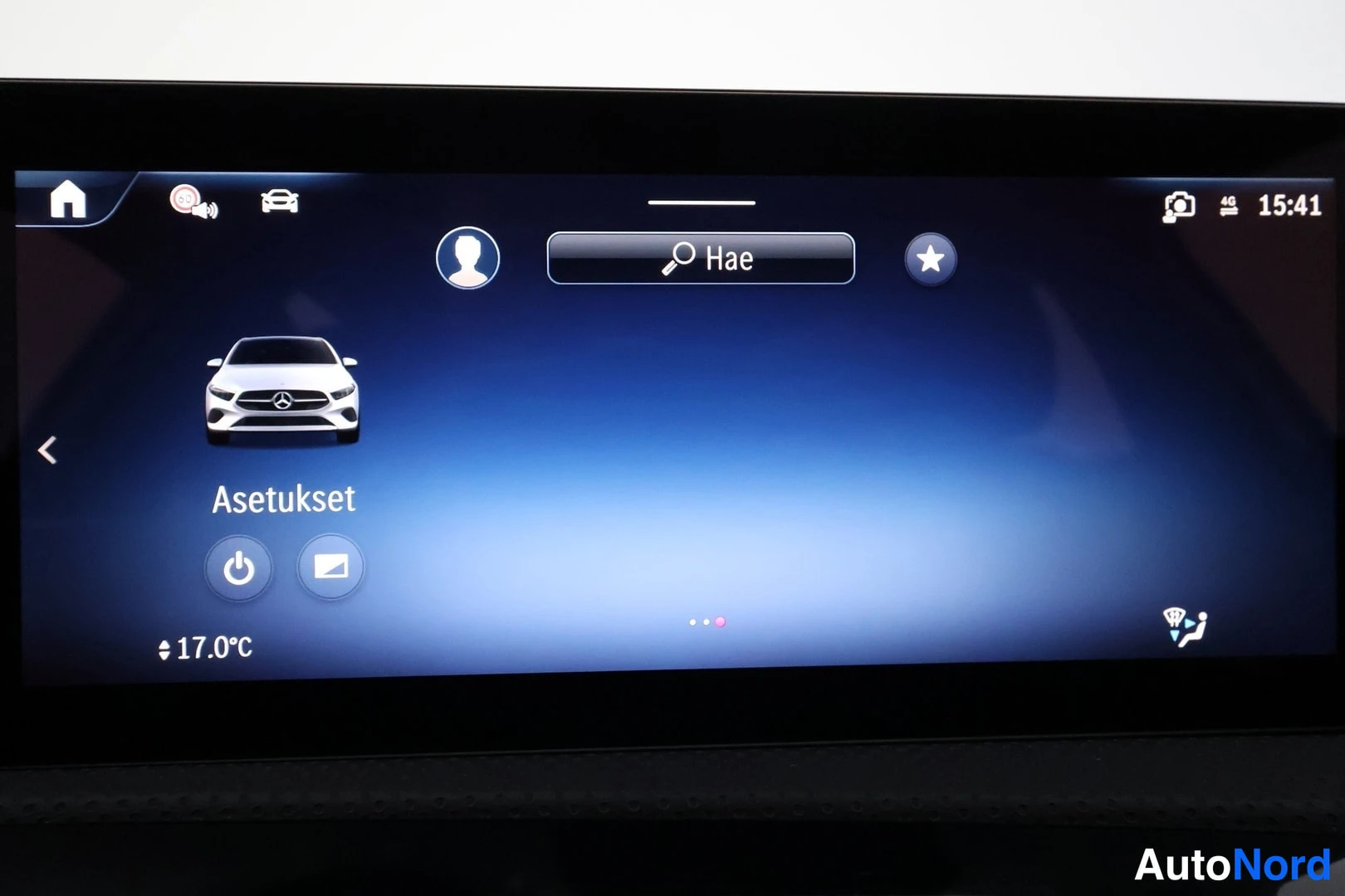 Muu: Infotainment-näytön Asetukset-valikko, jossa valkoisen Mercedes-Benzin kuva ja virta- ja näyttökuvakkeet.