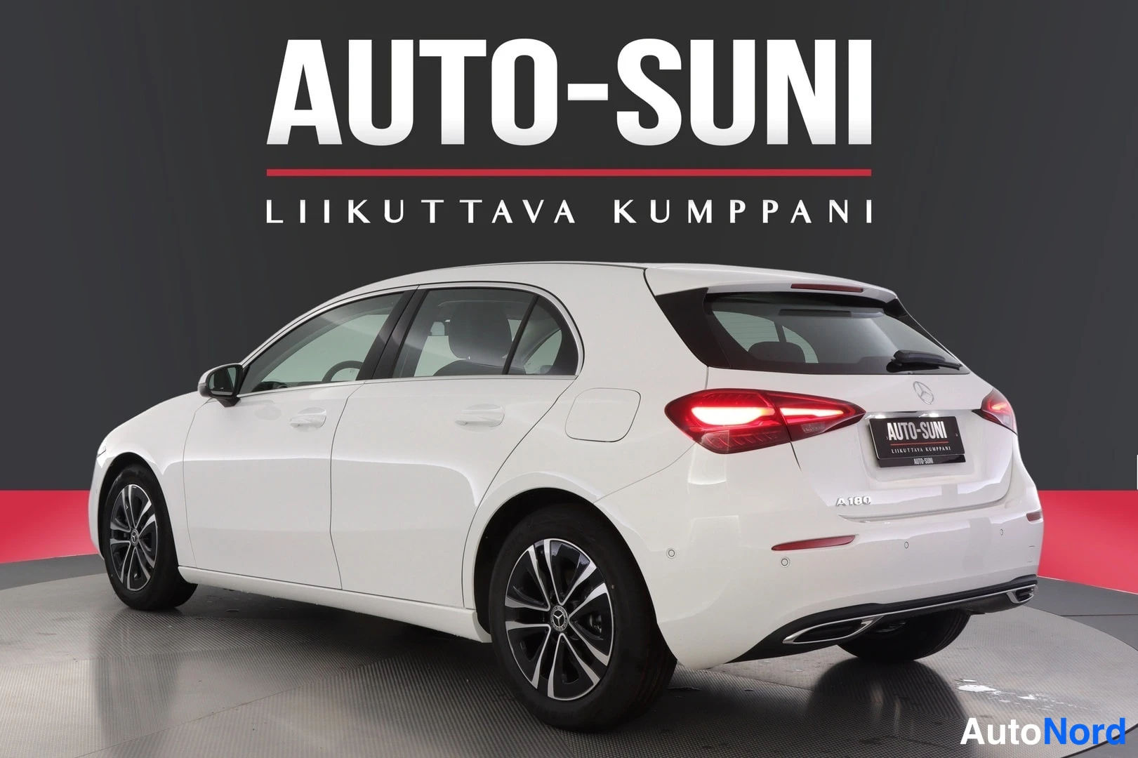Takaviisto: Mercedes-Benz A -viistoperä takaviistokuva oikealta, valkoinen kori ja A180-tunnus takaluukussa.