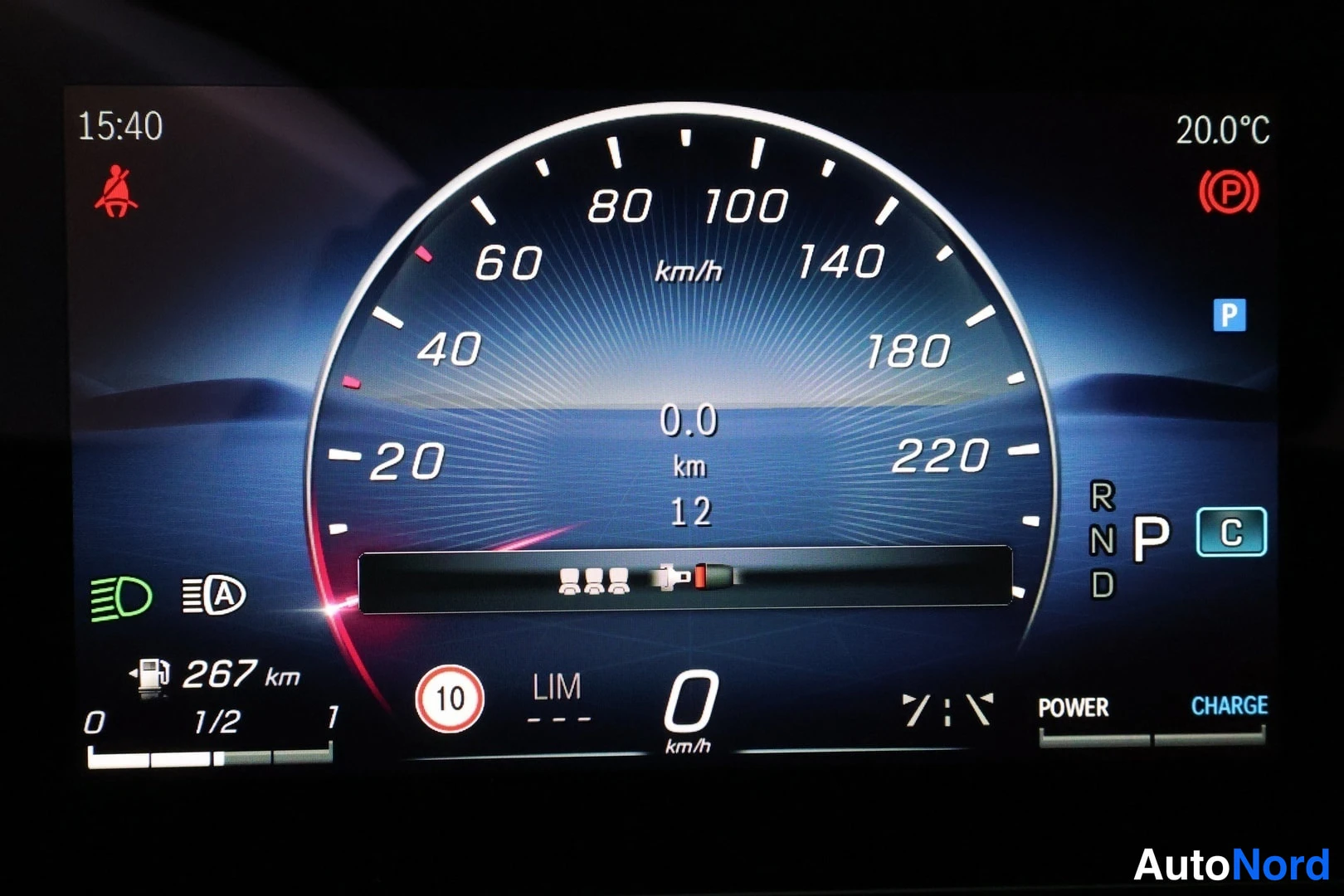 Muu: Mittariston näyttö: nopeusmittari, matka 0,0 km, 267 km toimintamatka, vaihde P ja POWER/CHARGE-mittarit.