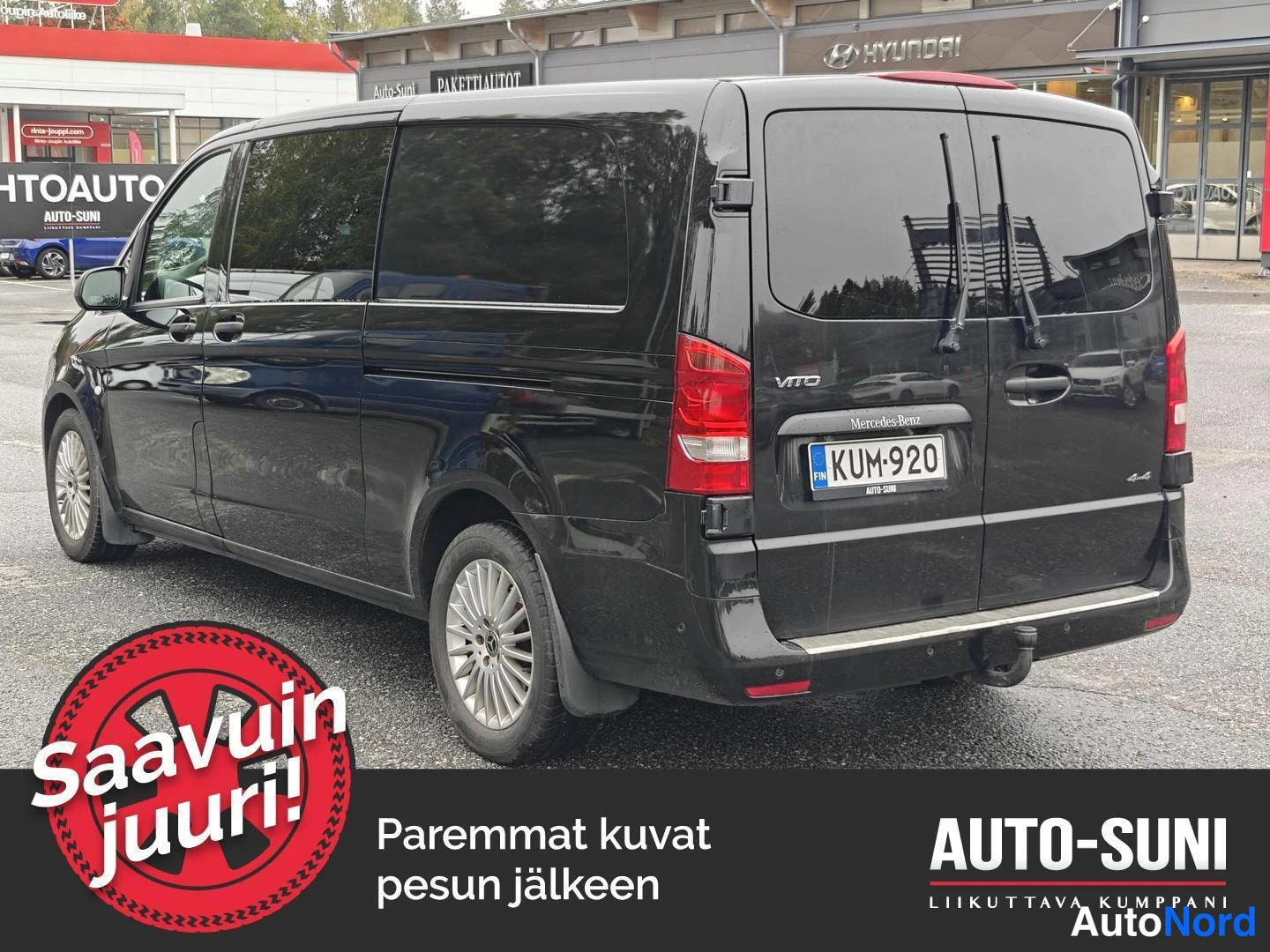 Takaviisto: Mustan Mercedes-Benz Vito -pakettiauton takakulma vasemmalta, rekisterikilpi, Vito-merkintä takaluukussa.