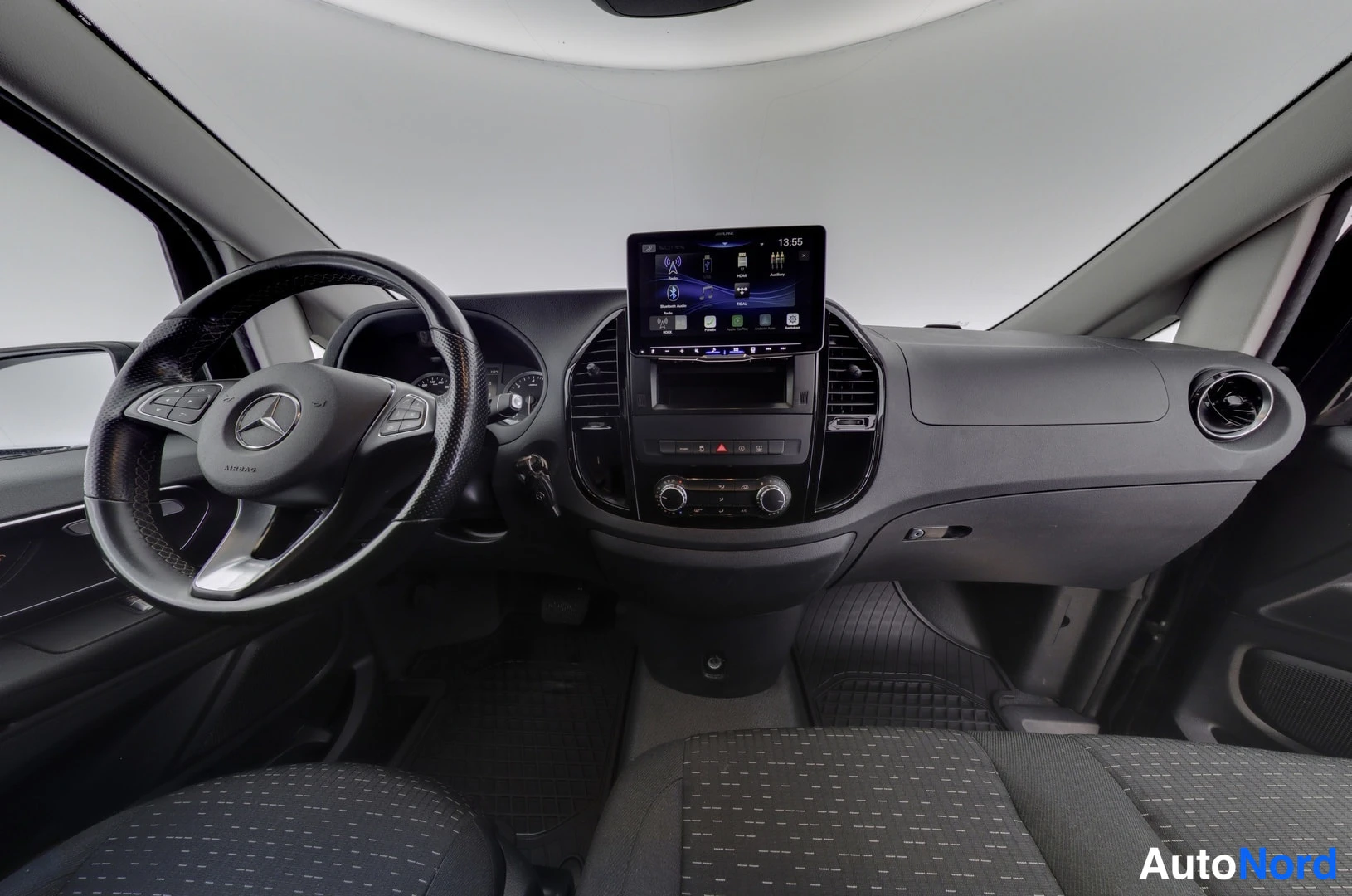 Musta Mercedes-Benz Vito 2021, ohjaamo, kuva 8