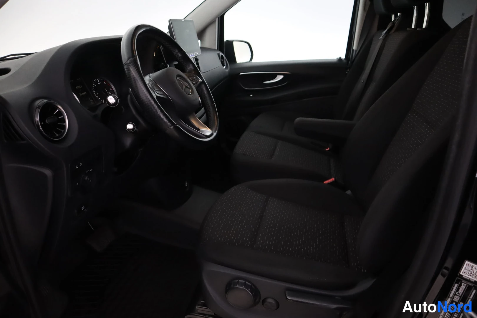 Musta Mercedes-Benz Vito 2021, ohjaamo, kuva 11