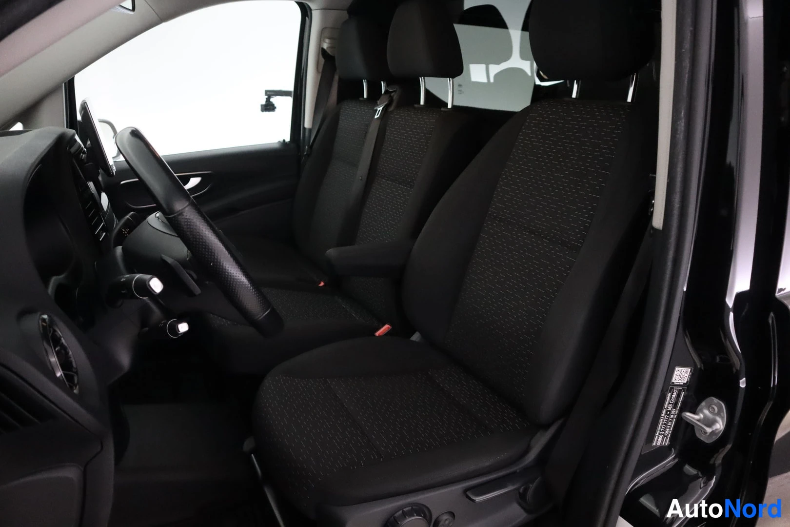 Musta Mercedes-Benz Vito 2021, ohjaamo, kuva 9
